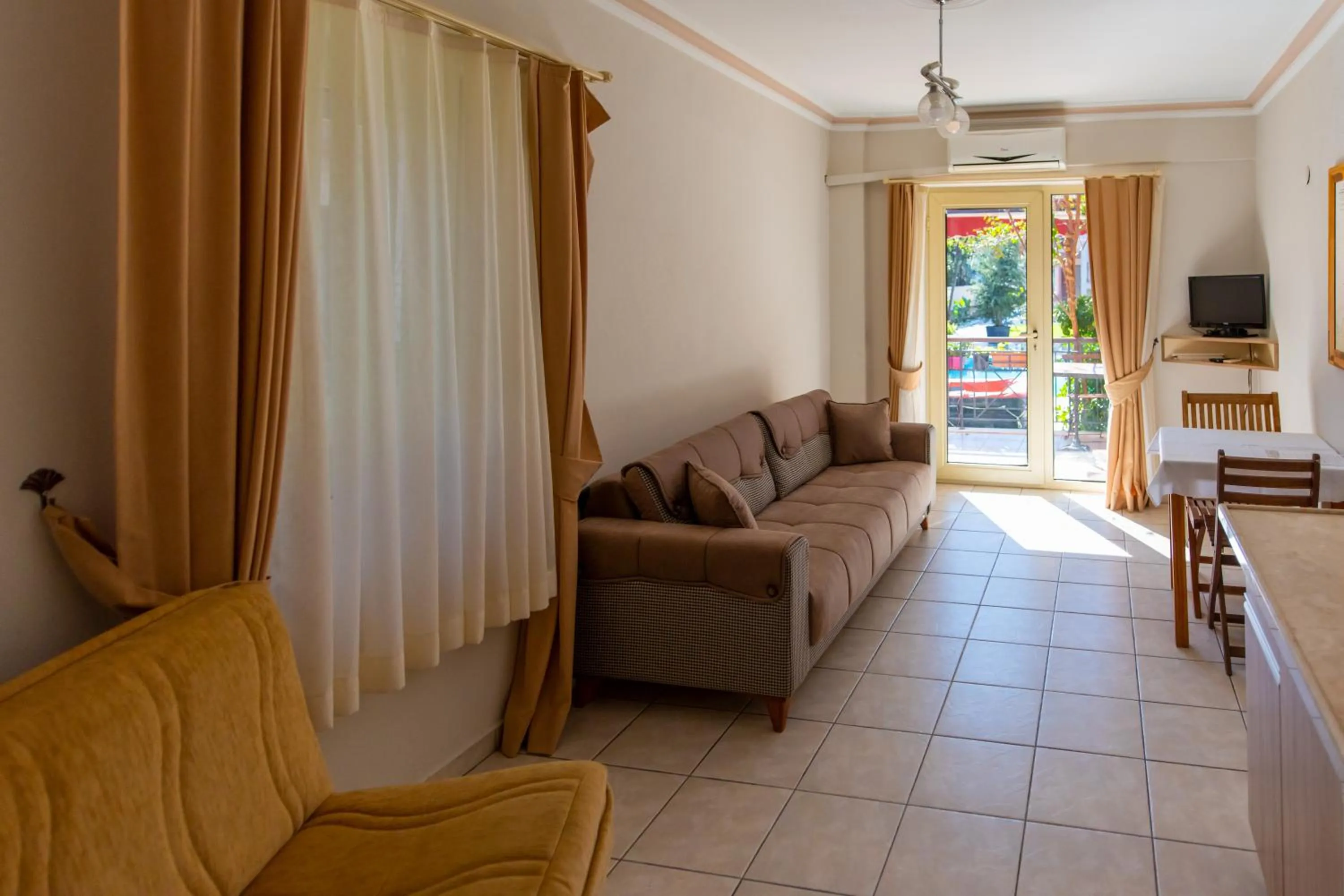 TV and multimedia in Vira Suites Hotel