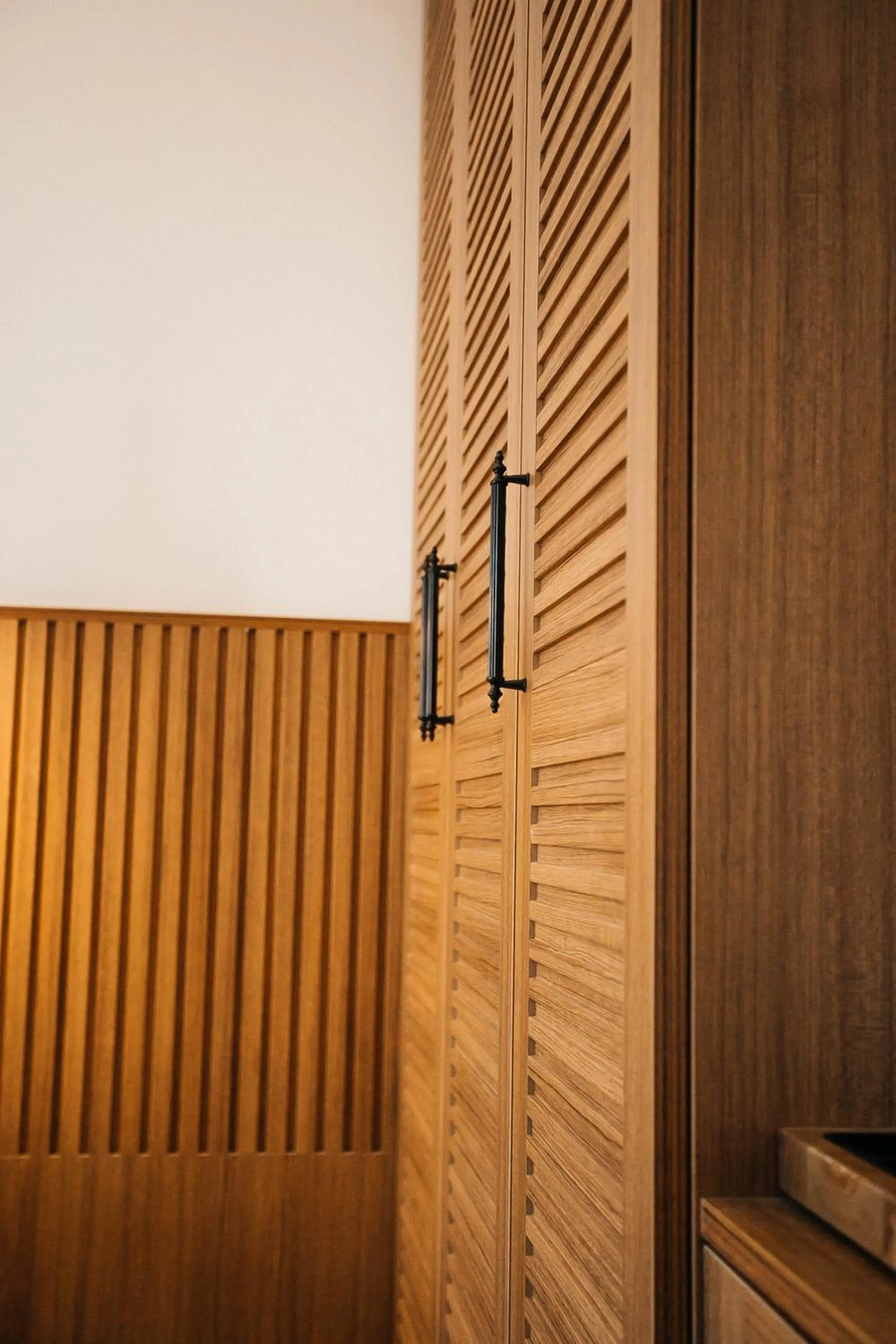 wardrobe in Vira Suites Hotel