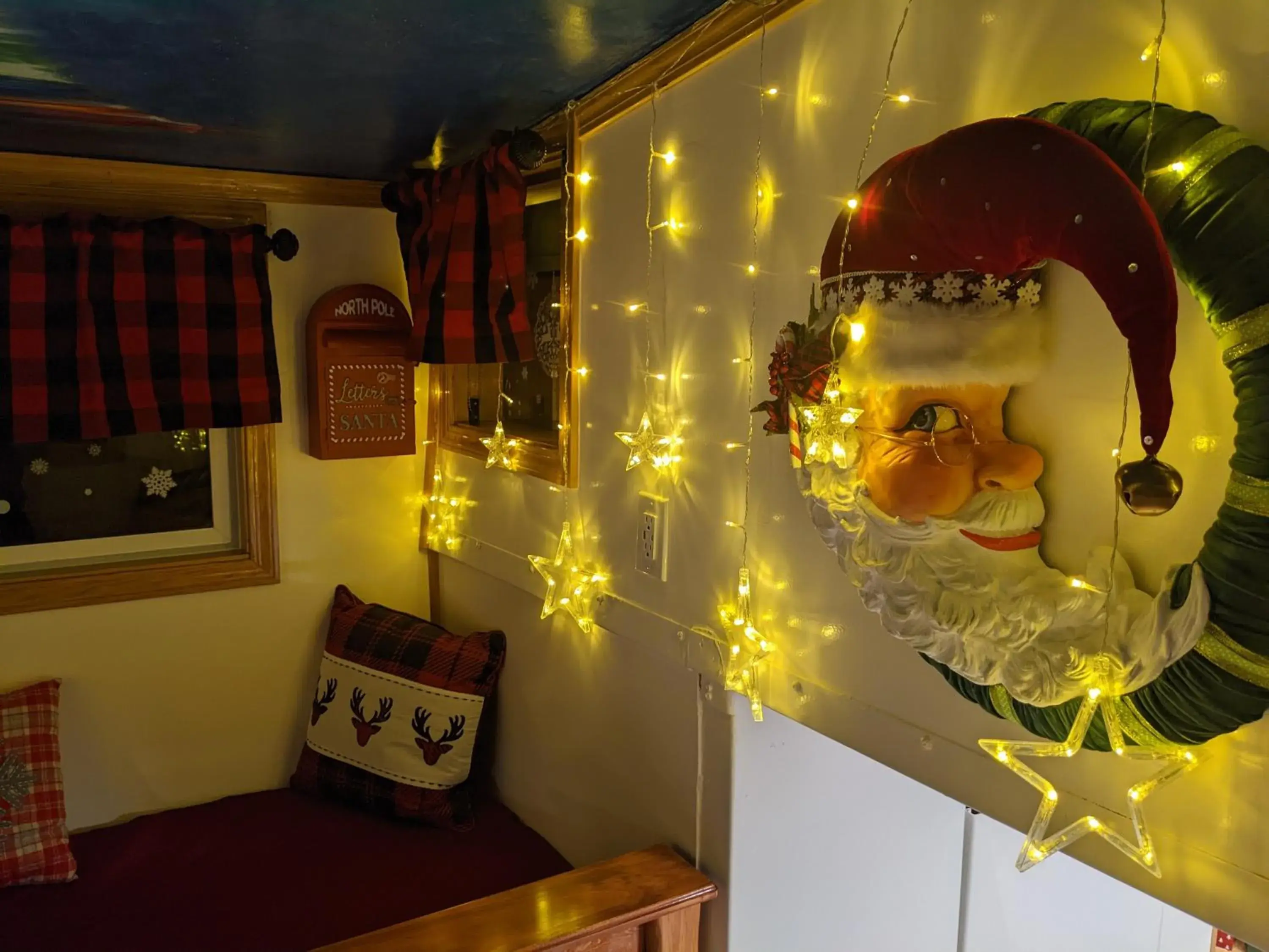 "Olympic Mountaineer" - Queen Studio Private Caboose in Olympic Railway Inn "Olympic Mountaineer" - Queen Studio Private Caboose in Olympic Railway Inn