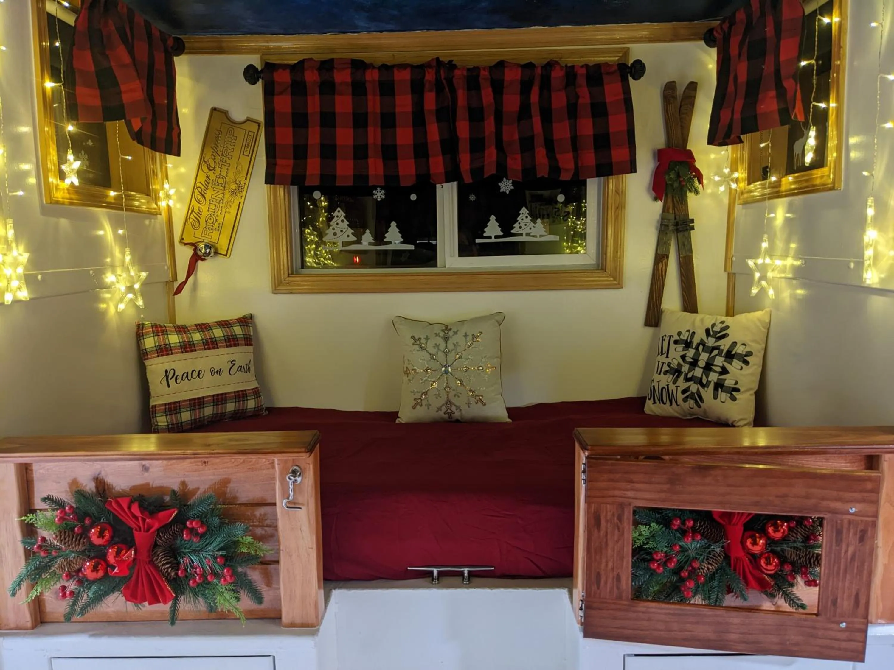 bunk bed in Olympic Railway Inn