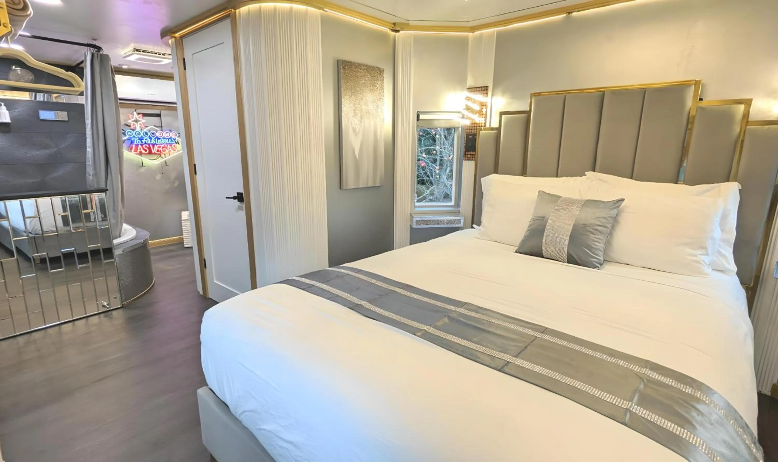 Bed in Olympic Railway Inn