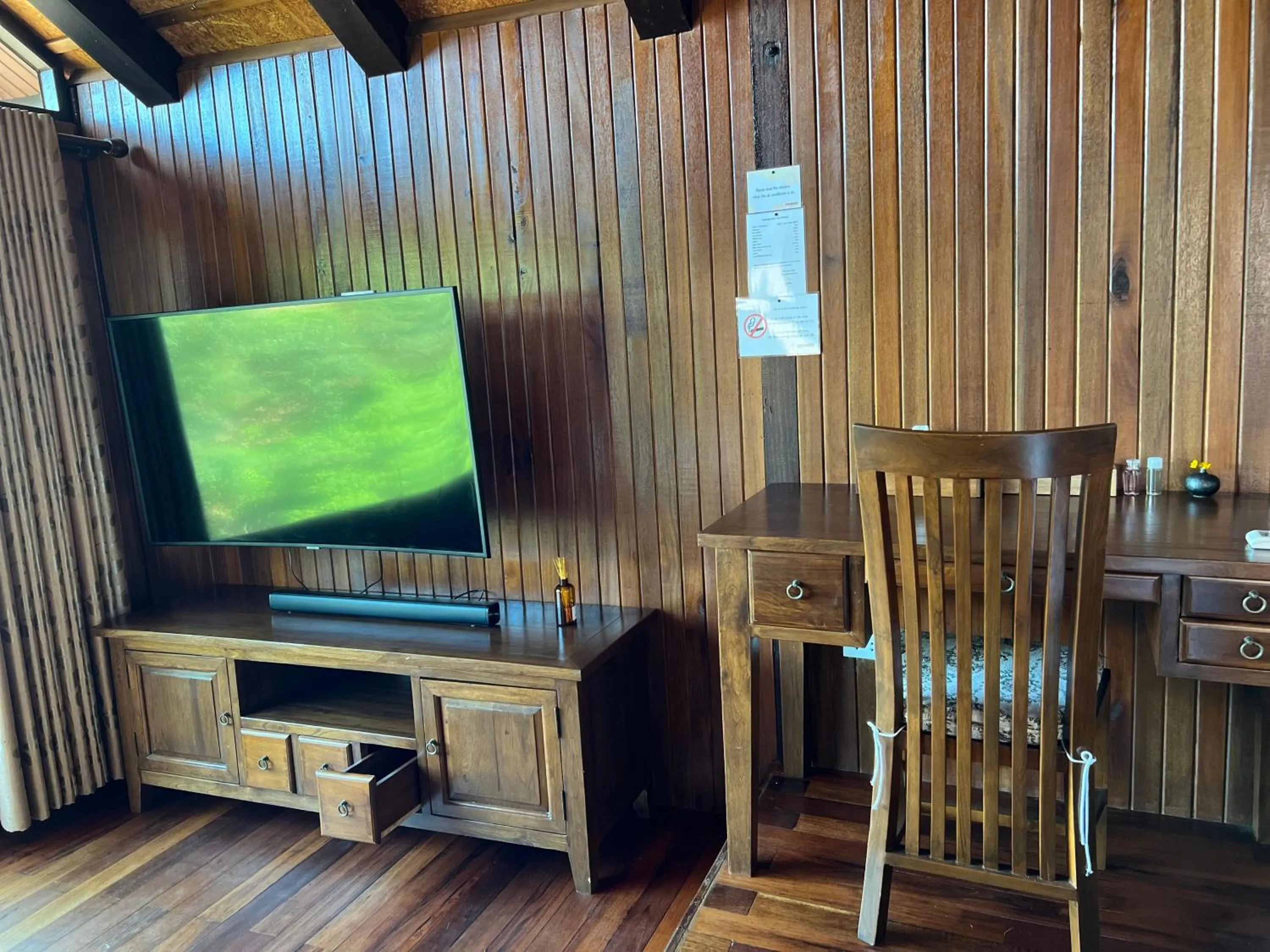 TV and multimedia in Kawarin Secret Hut Hotel and Resort