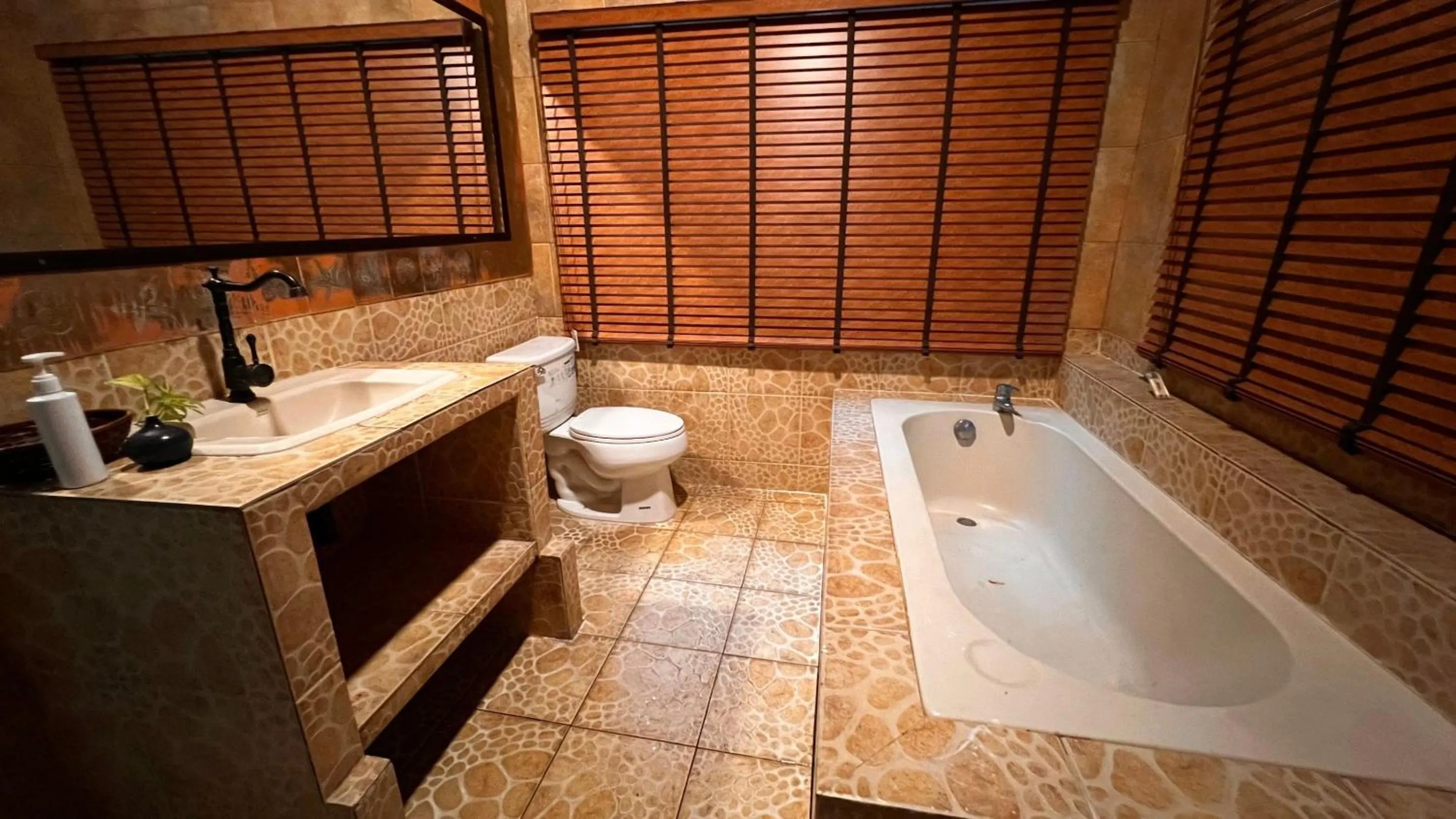 Toilet in Kawarin Secret Hut Hotel and Resort