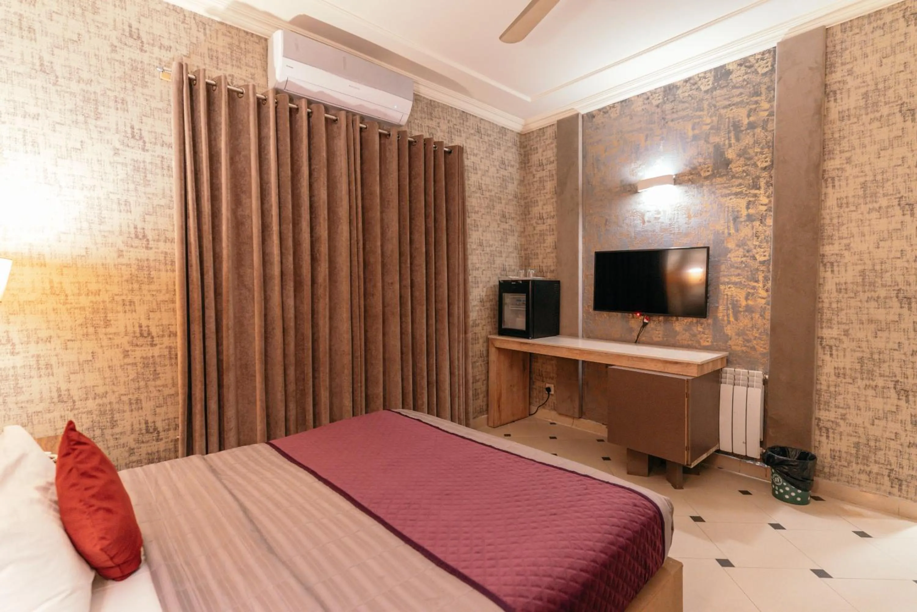 Bed in Shelton's Rezidor Islamabad