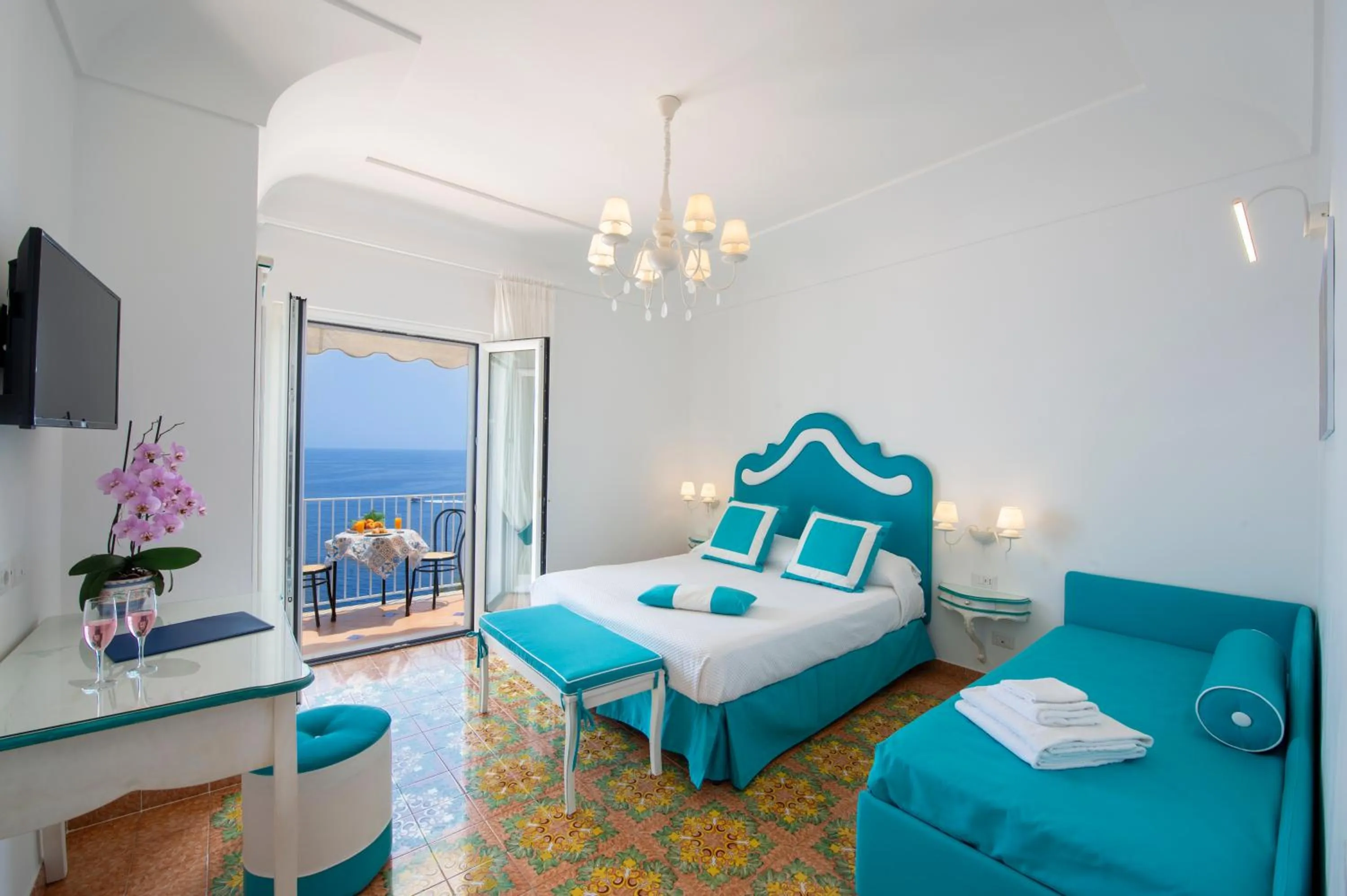 Balcony/Terrace, Bed in Open Gate