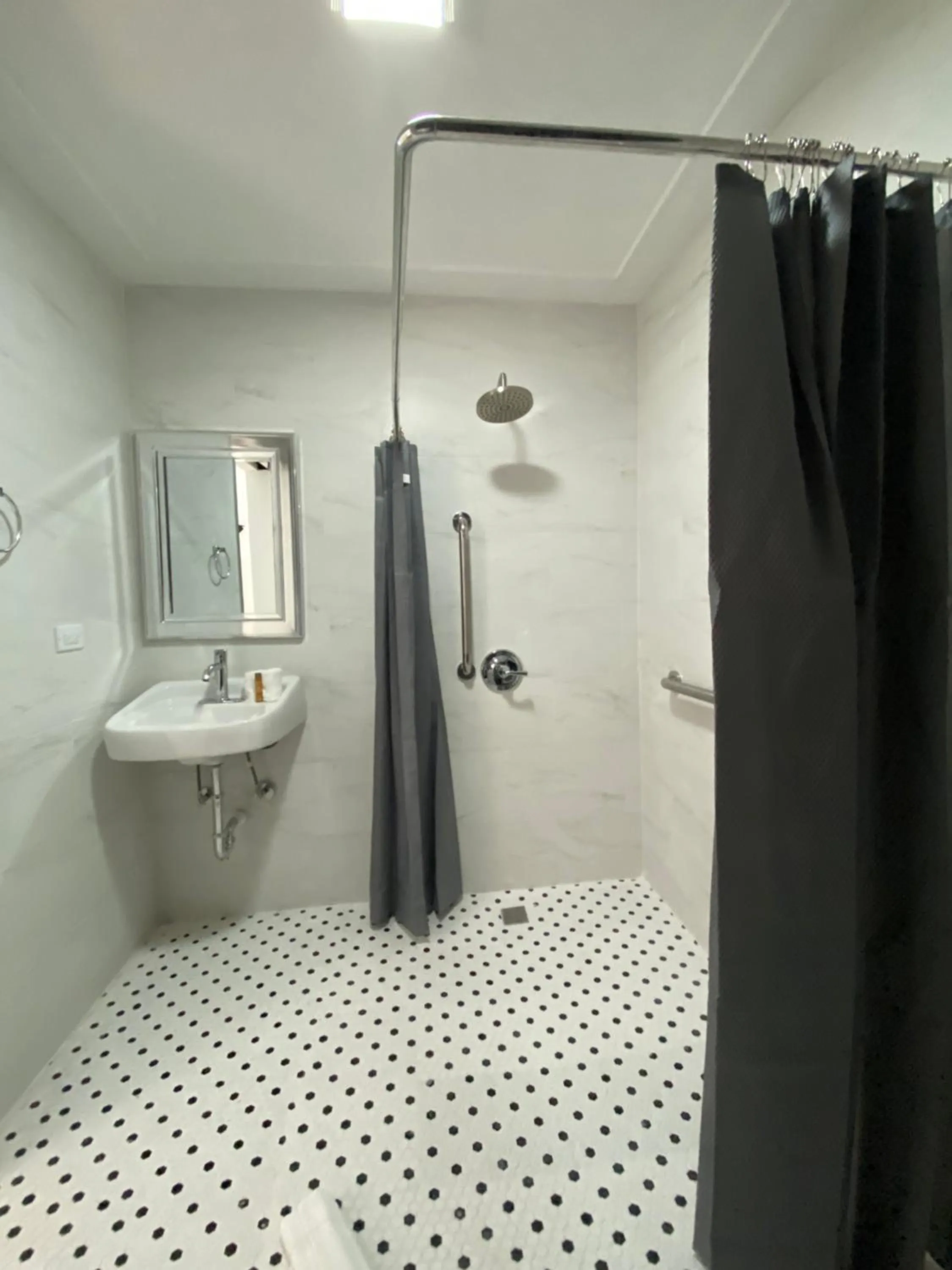 Shower in Hotel Nest