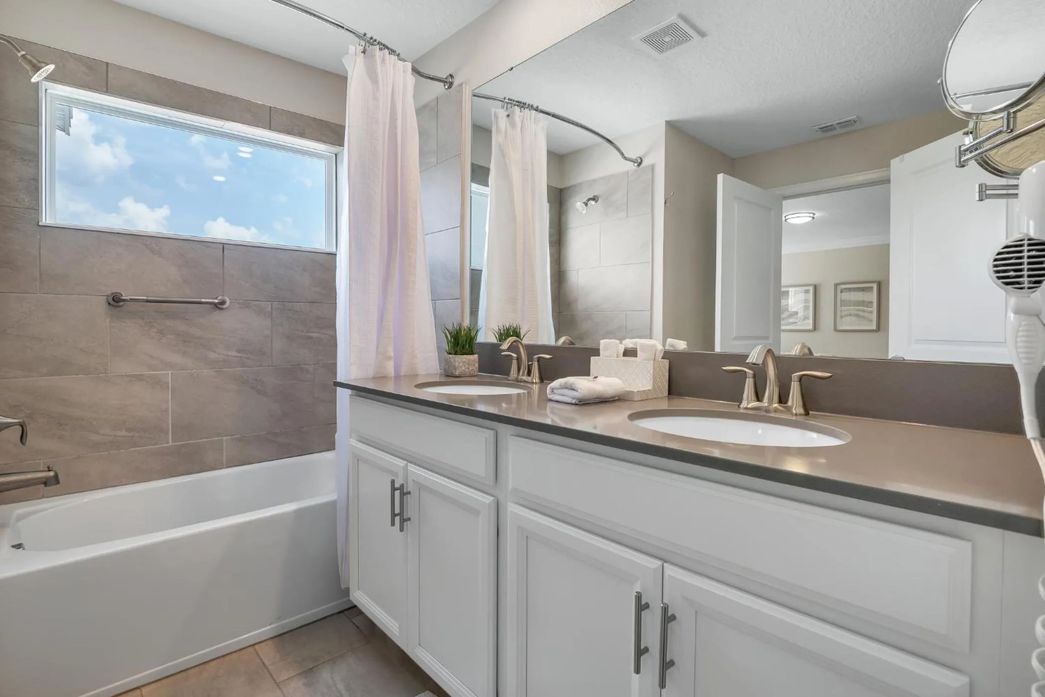 Bathroom in Fascinating 4 bedroom, walking distance to the waterpark