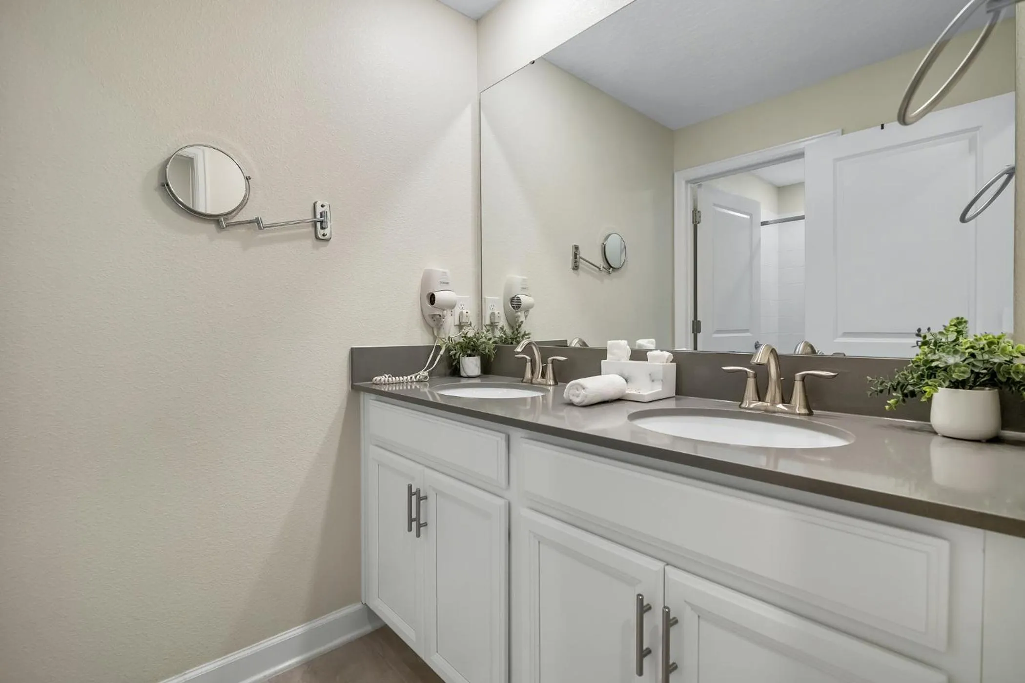 Bathroom in Fascinating 4 bedroom, walking distance to the waterpark