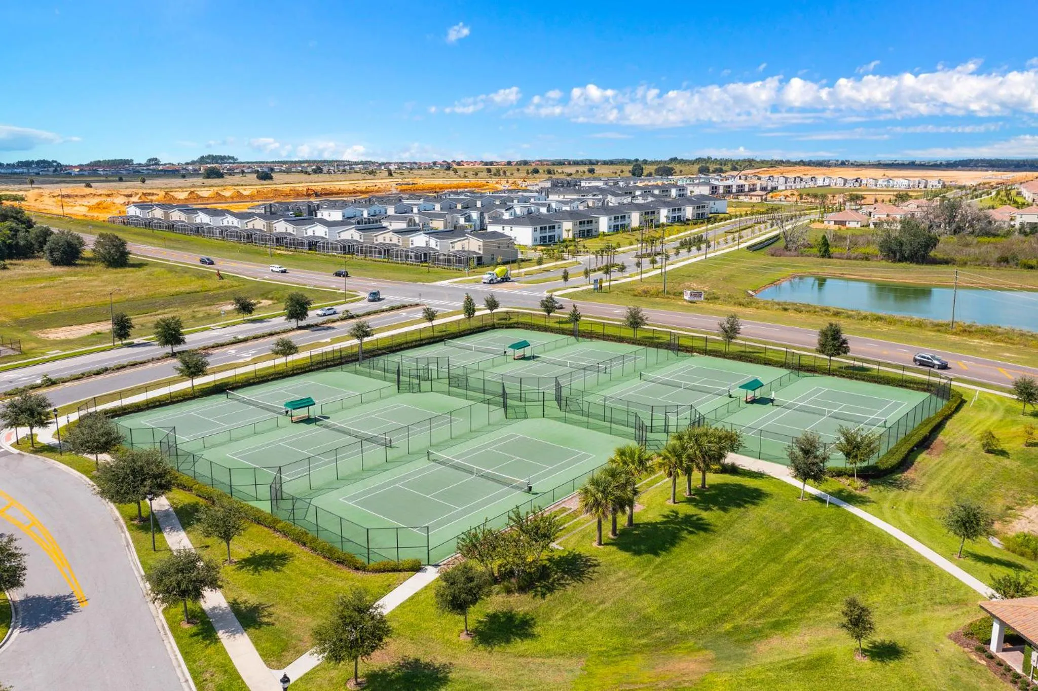 Tennis court in Fascinating 4 bedroom, walking distance to the waterpark