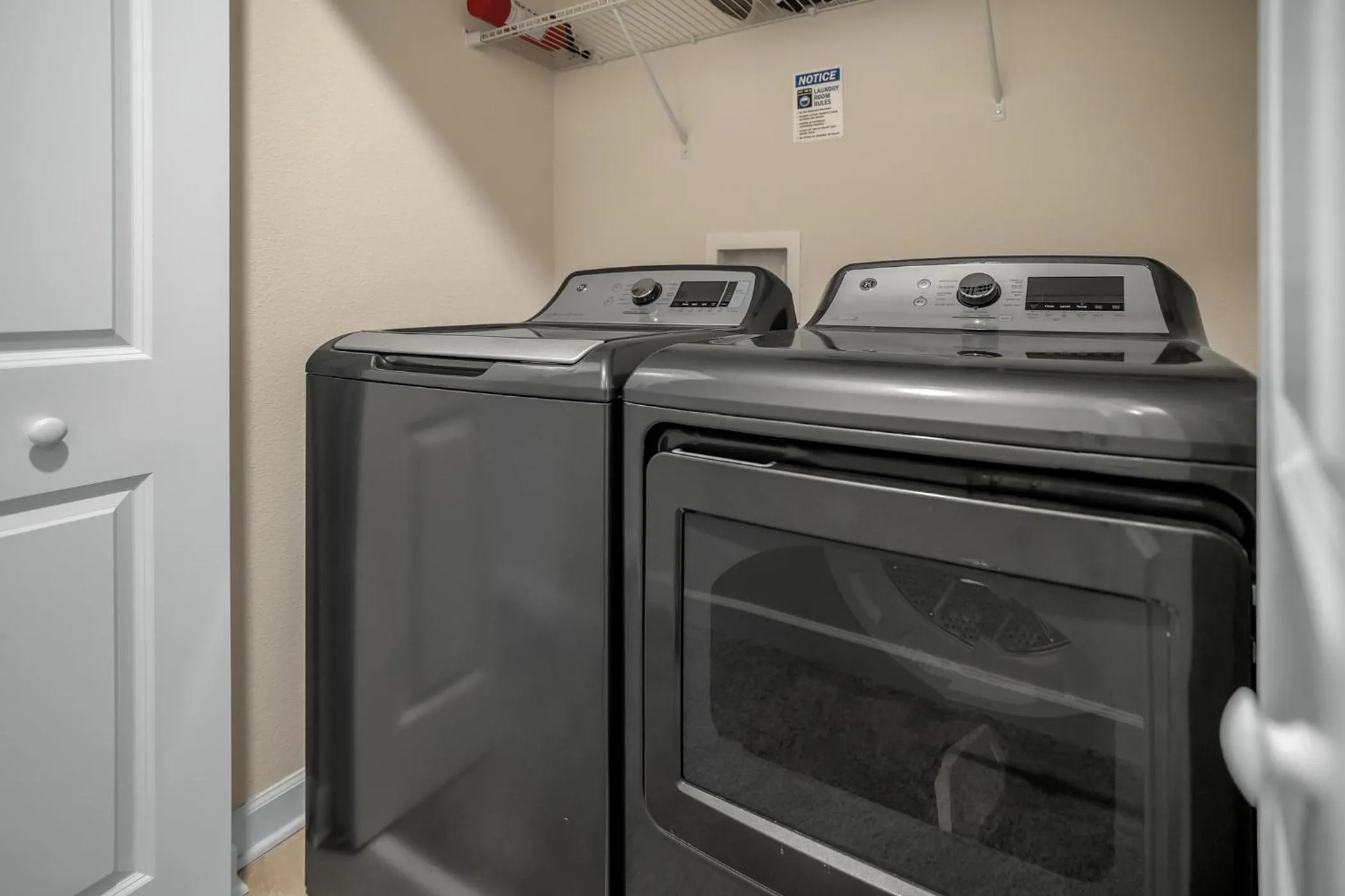 washing machine in Fascinating 4 bedroom, walking distance to the waterpark