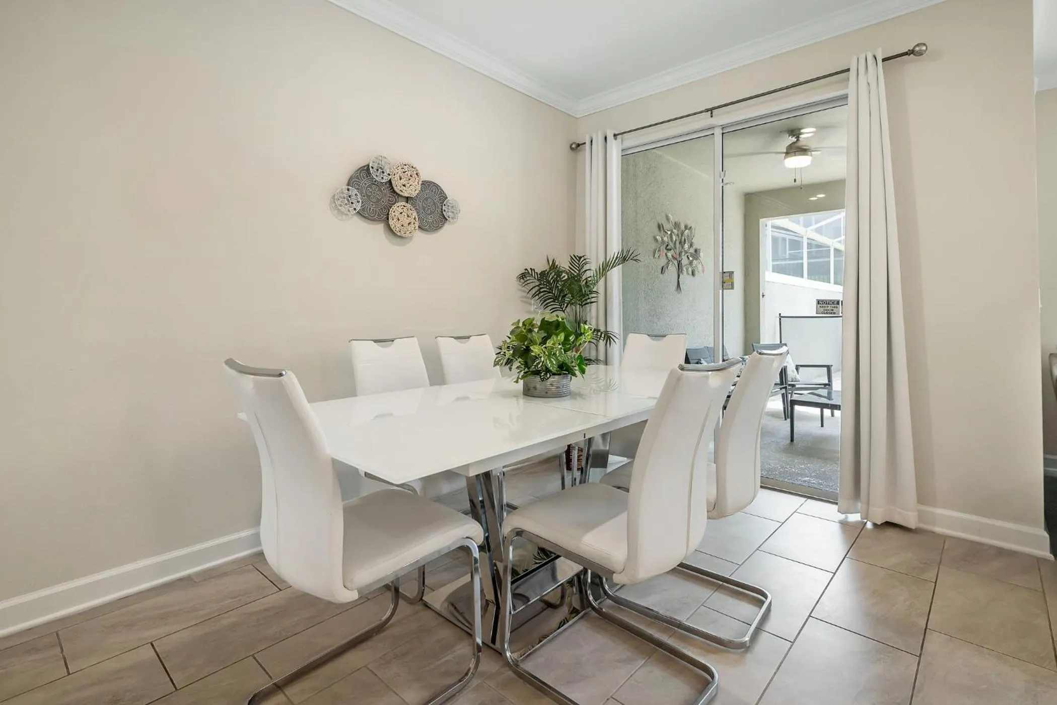 Dining area in Fascinating 4 bedroom, walking distance to the waterpark