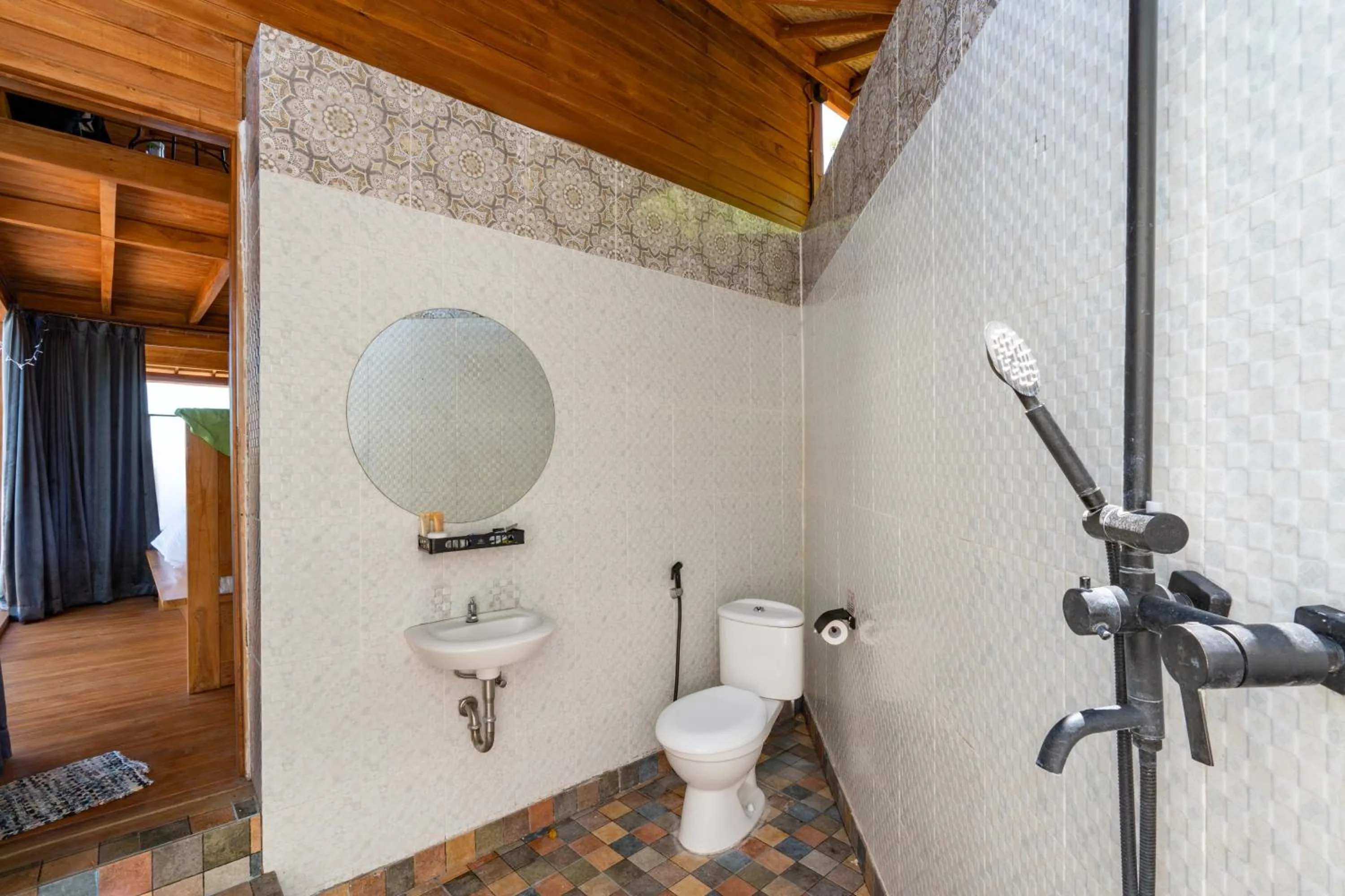 Toilet in Butterfly Villas Nusa Ceningan