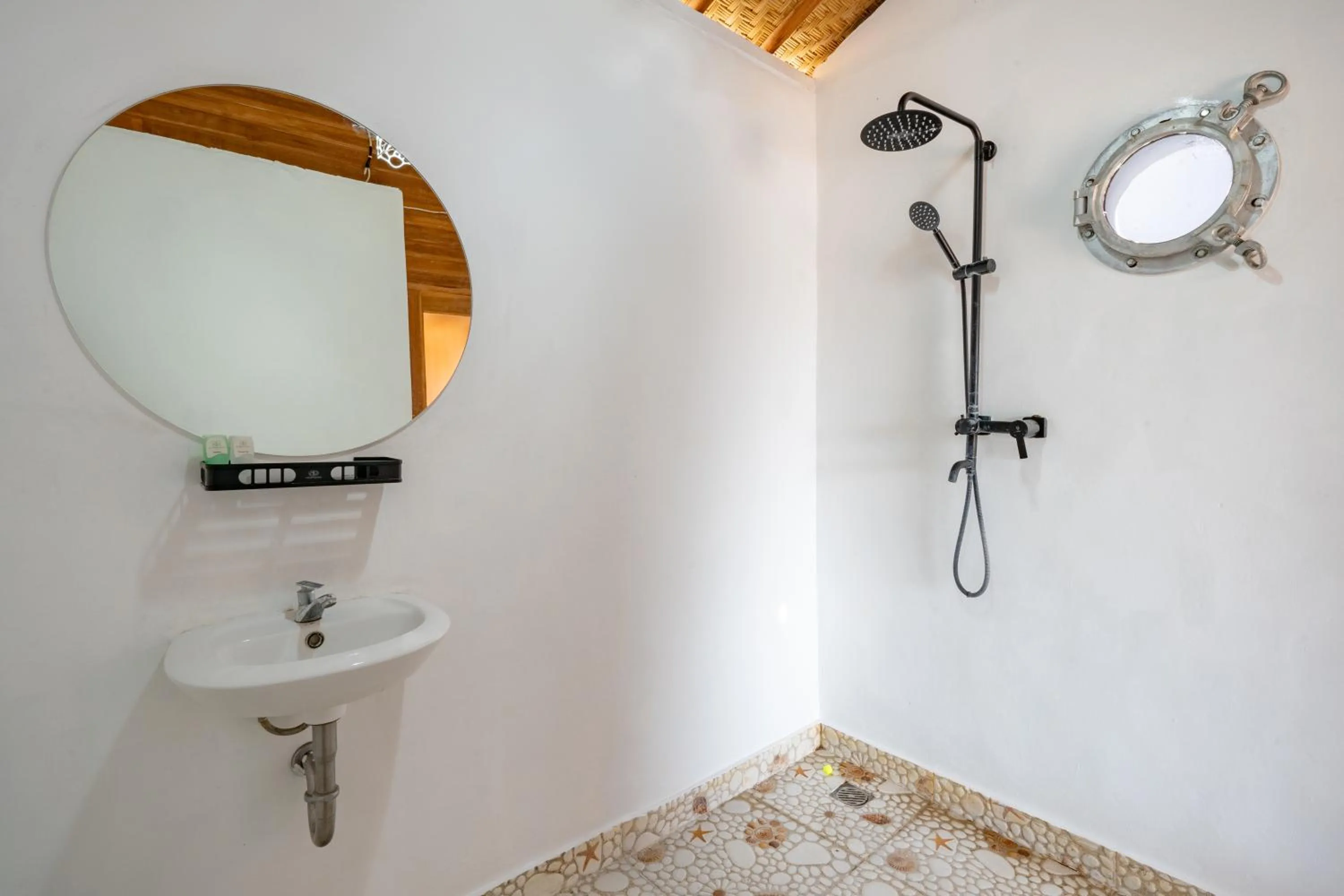 Shower in Butterfly Villas Nusa Ceningan