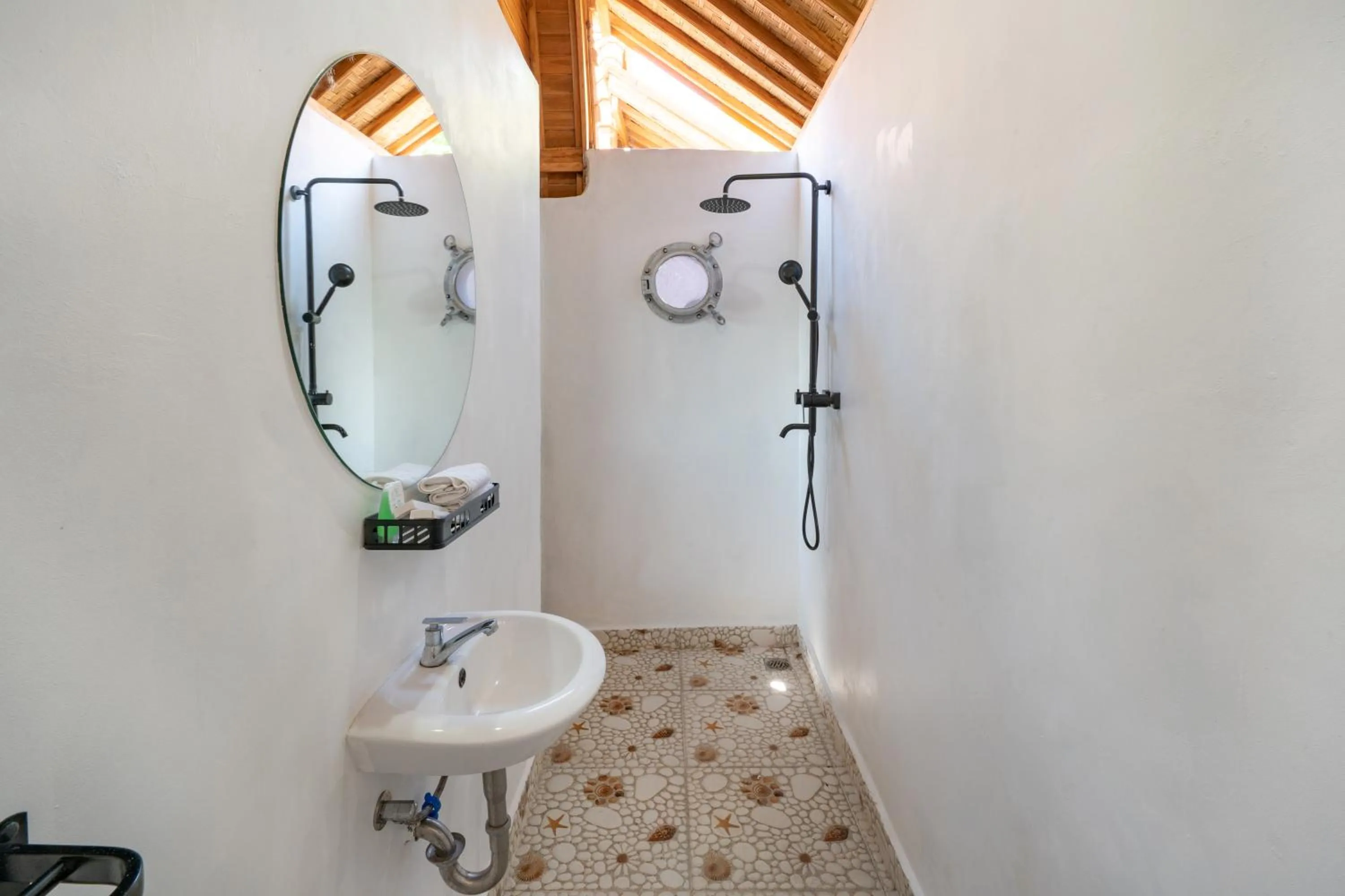 Shower in Butterfly Villas Nusa Ceningan