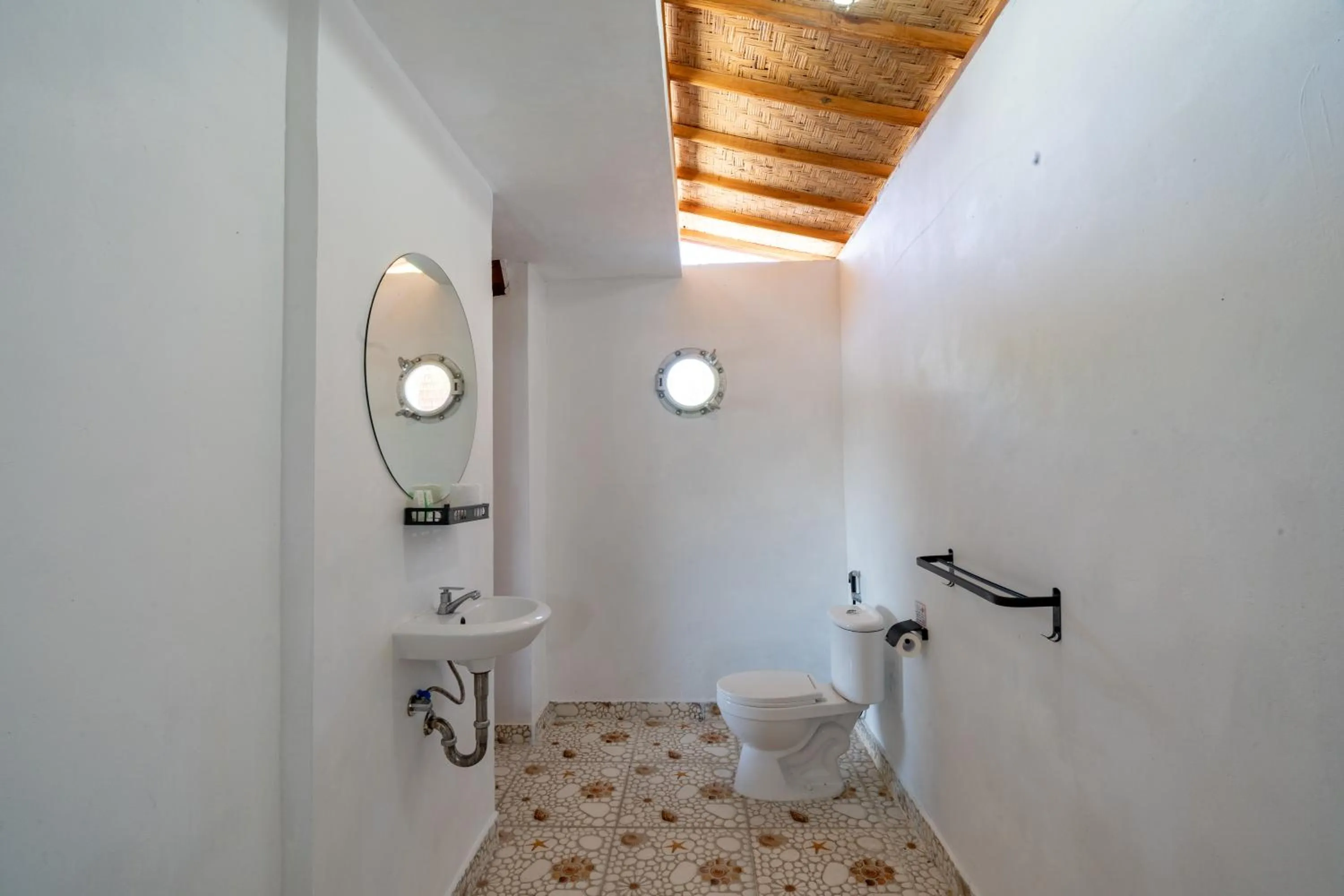 Toilet in Butterfly Villas Nusa Ceningan