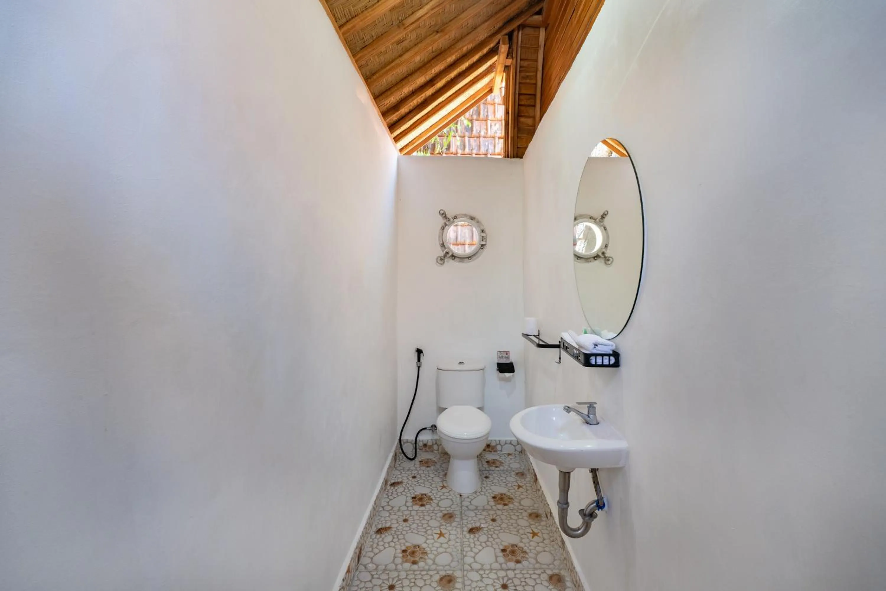 Toilet in Butterfly Villas Nusa Ceningan