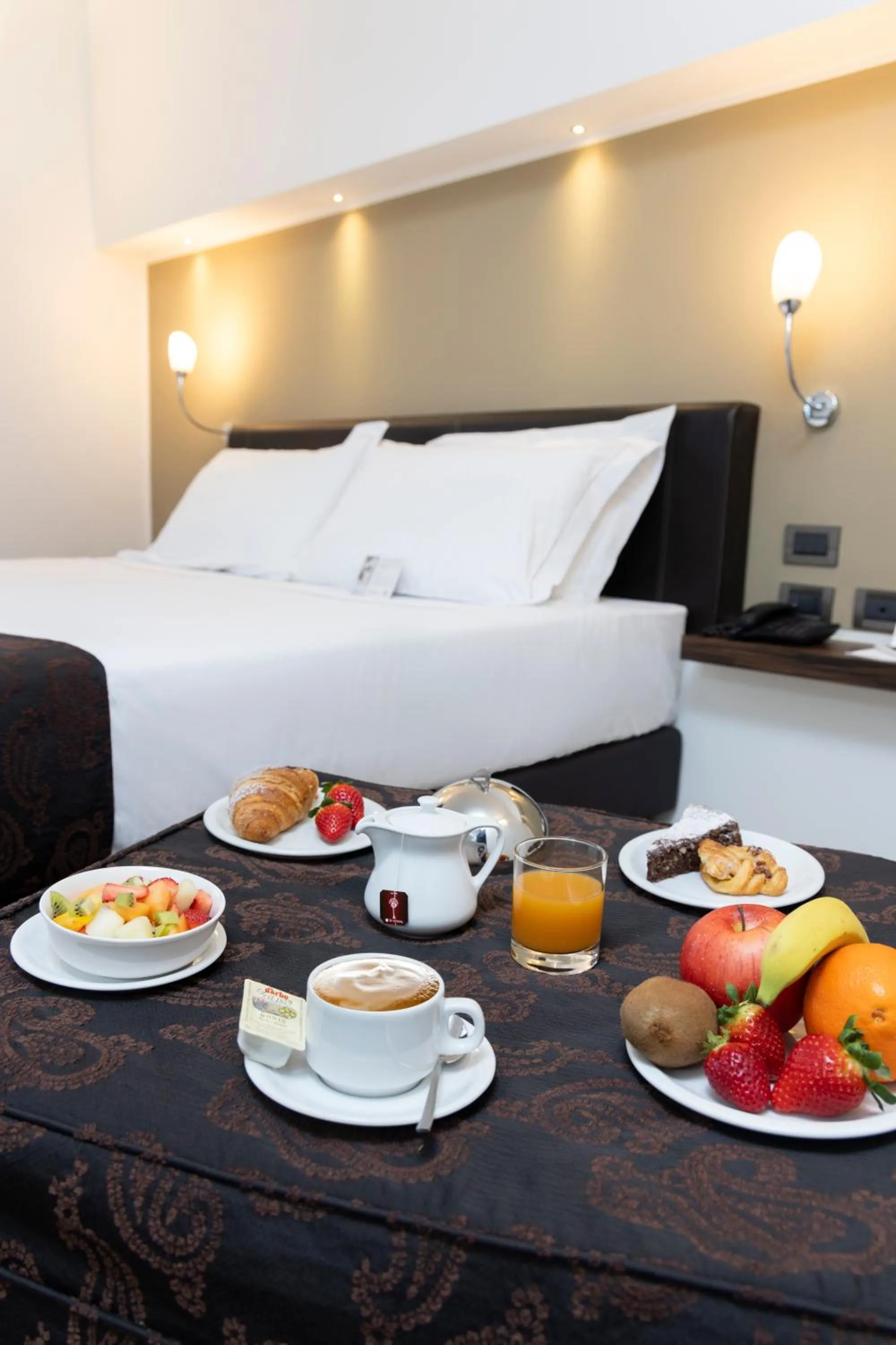room service, Bed in Best Western Hotel Biri