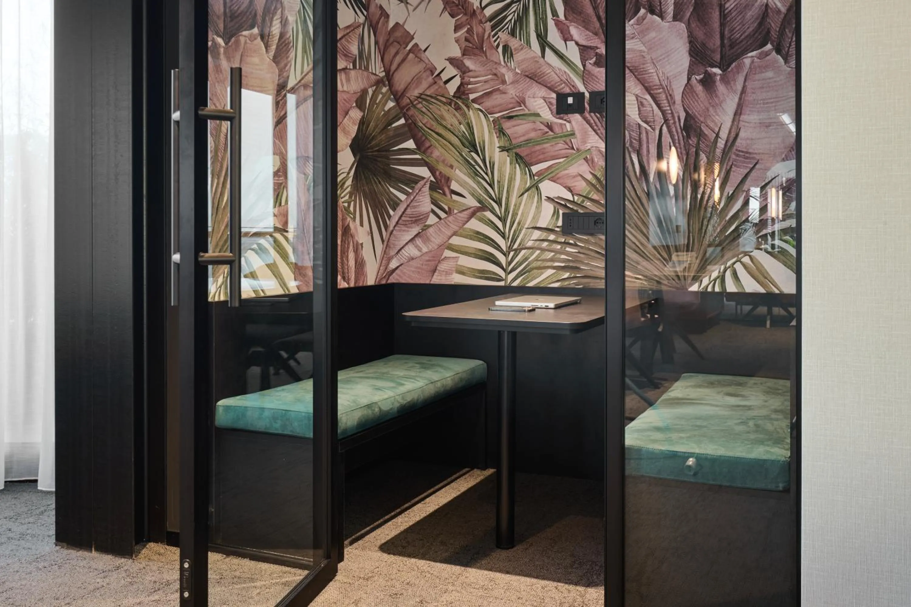 Meeting/conference room, Bed in Best Western Hotel Biri