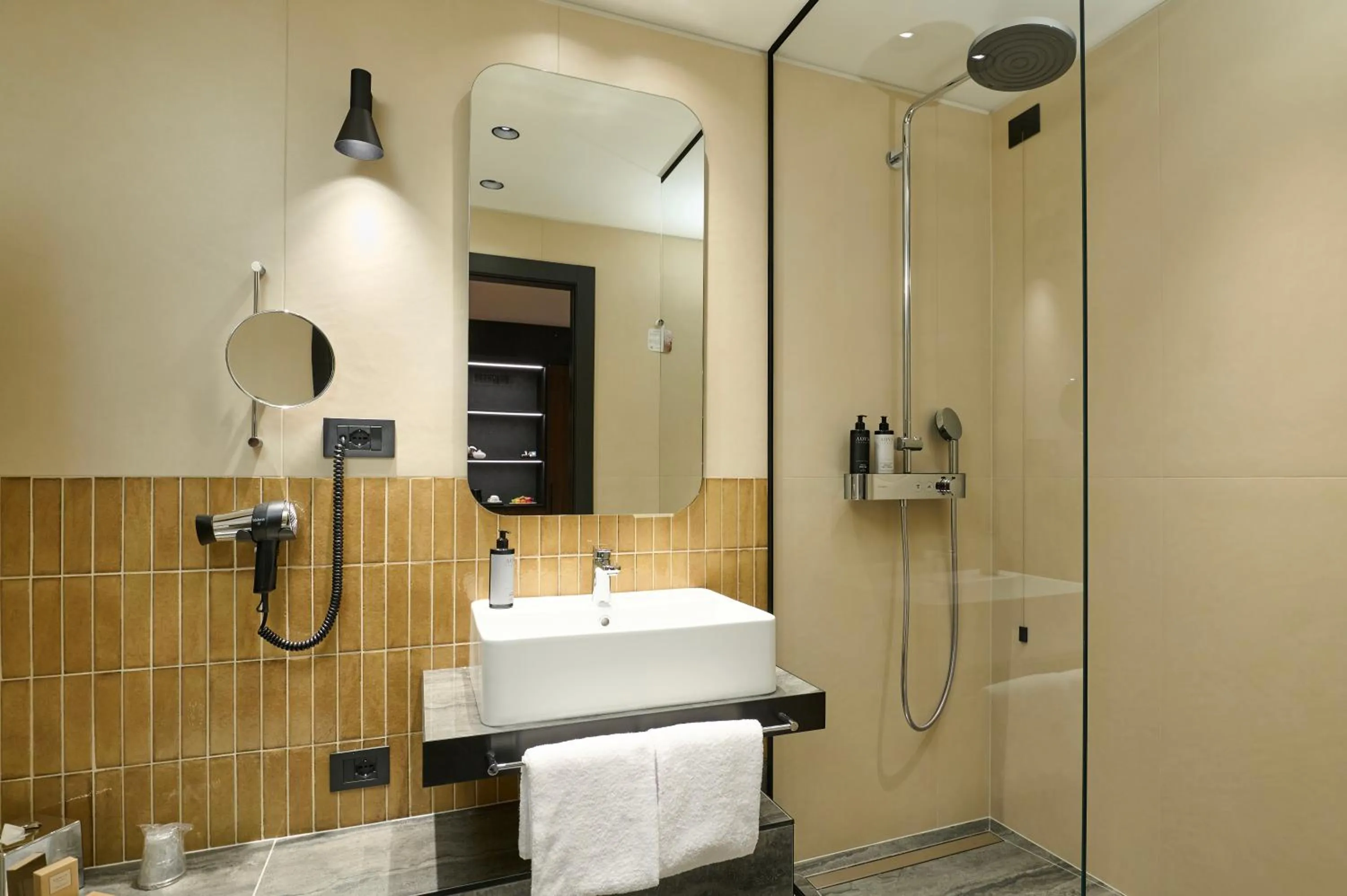 Shower in Best Western Hotel Biri