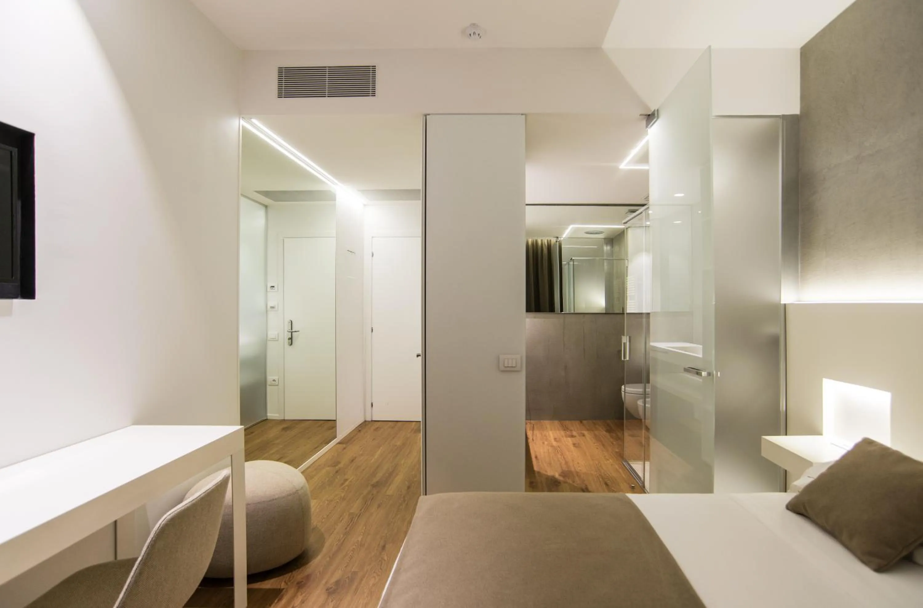 Shower, Bed in Best Western Hotel Biri