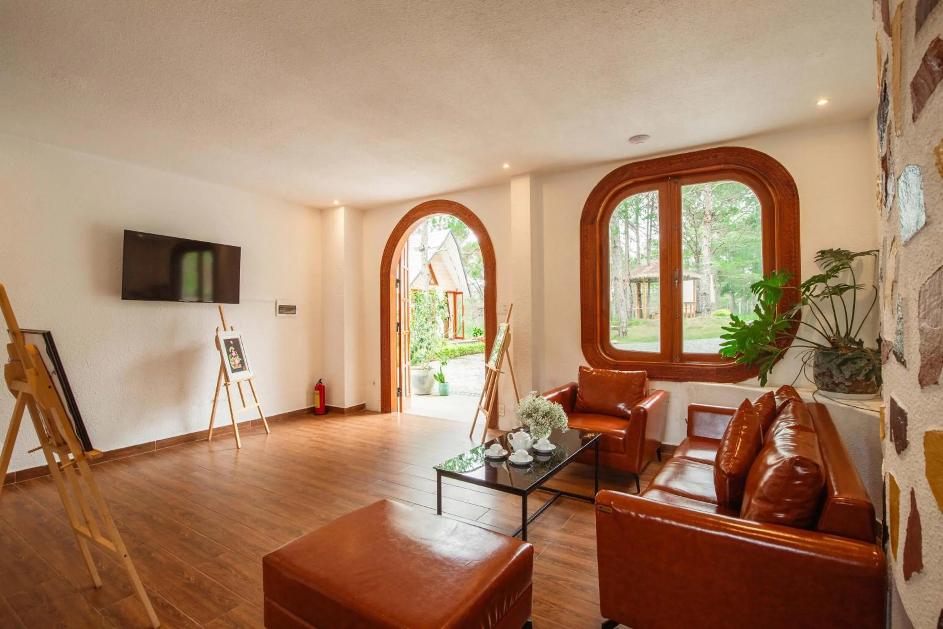 Communal lounge/ TV room in Rừng Lá Kim Resort