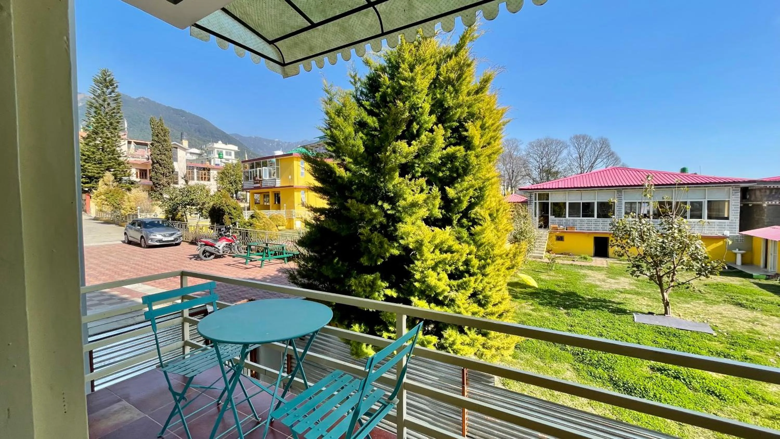 Mountain view in Madpackers Bir