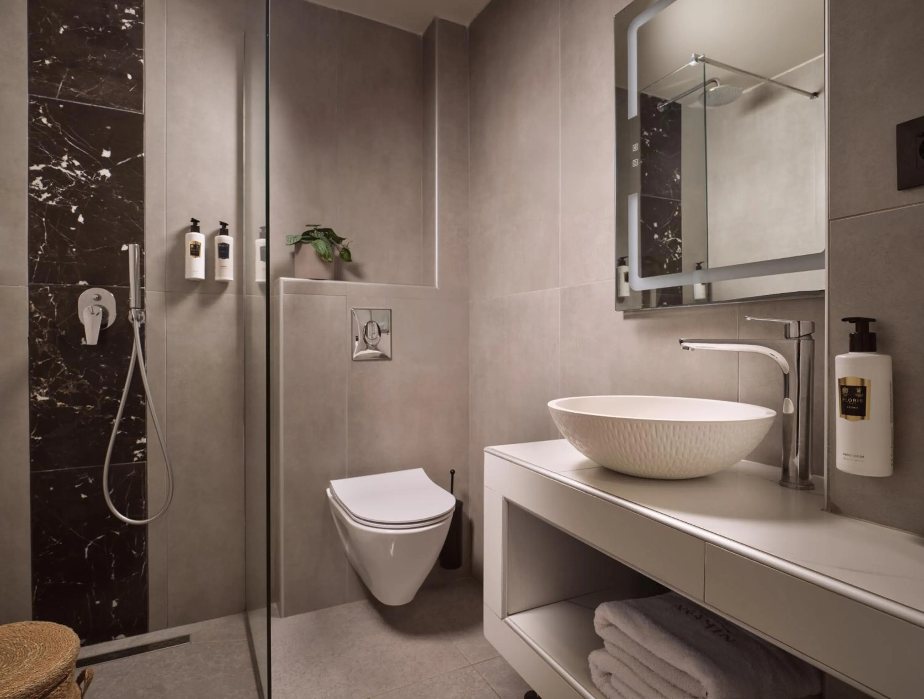 Shower in Nikon Boutique Hotel