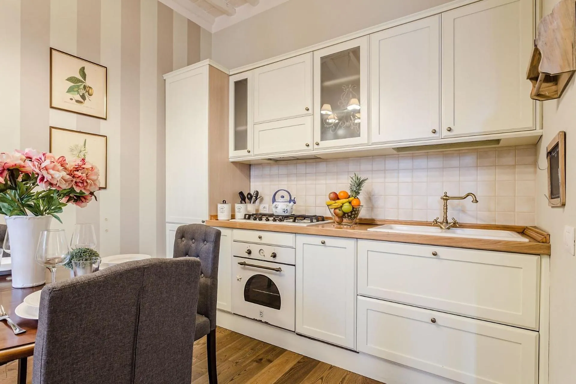 Casa Raffa, 2 Bedrooms 2 Bathrooms Romantic Apartment with Terrace and Parking in Lucca