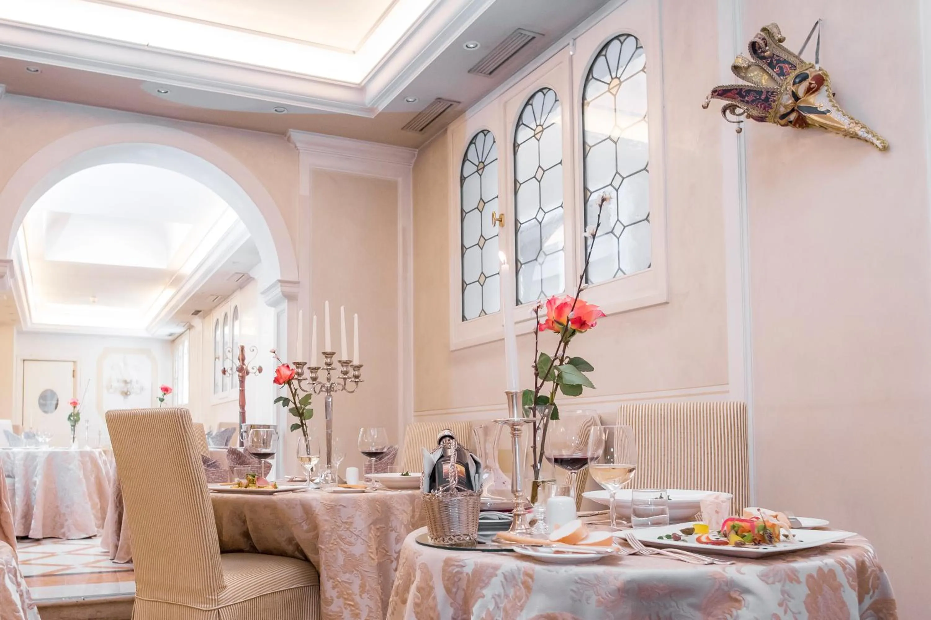 Restaurant/places to eat in Hotel Carlton On The Grand Canal