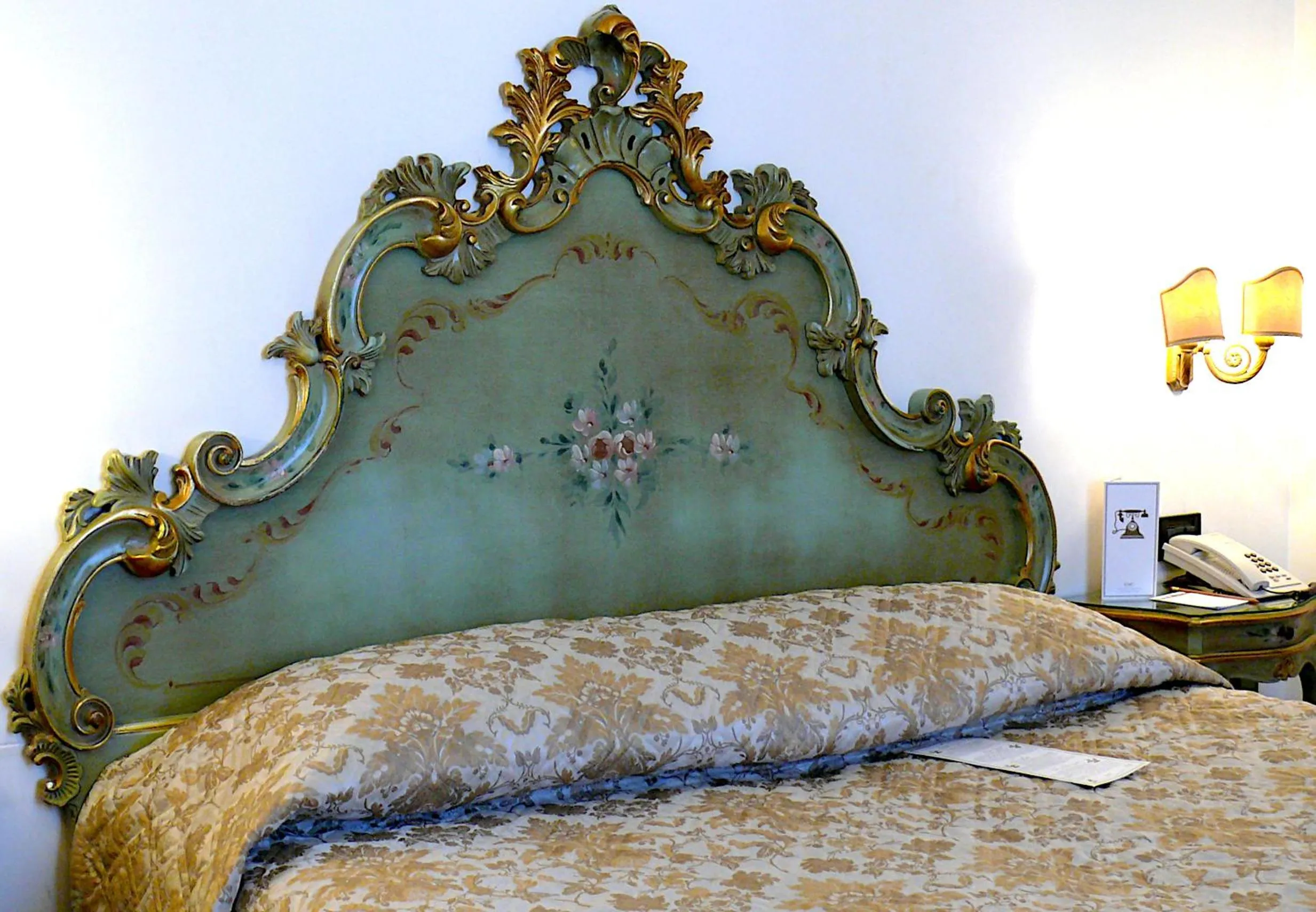 Photo of the whole room, Bed in Hotel Carlton On The Grand Canal