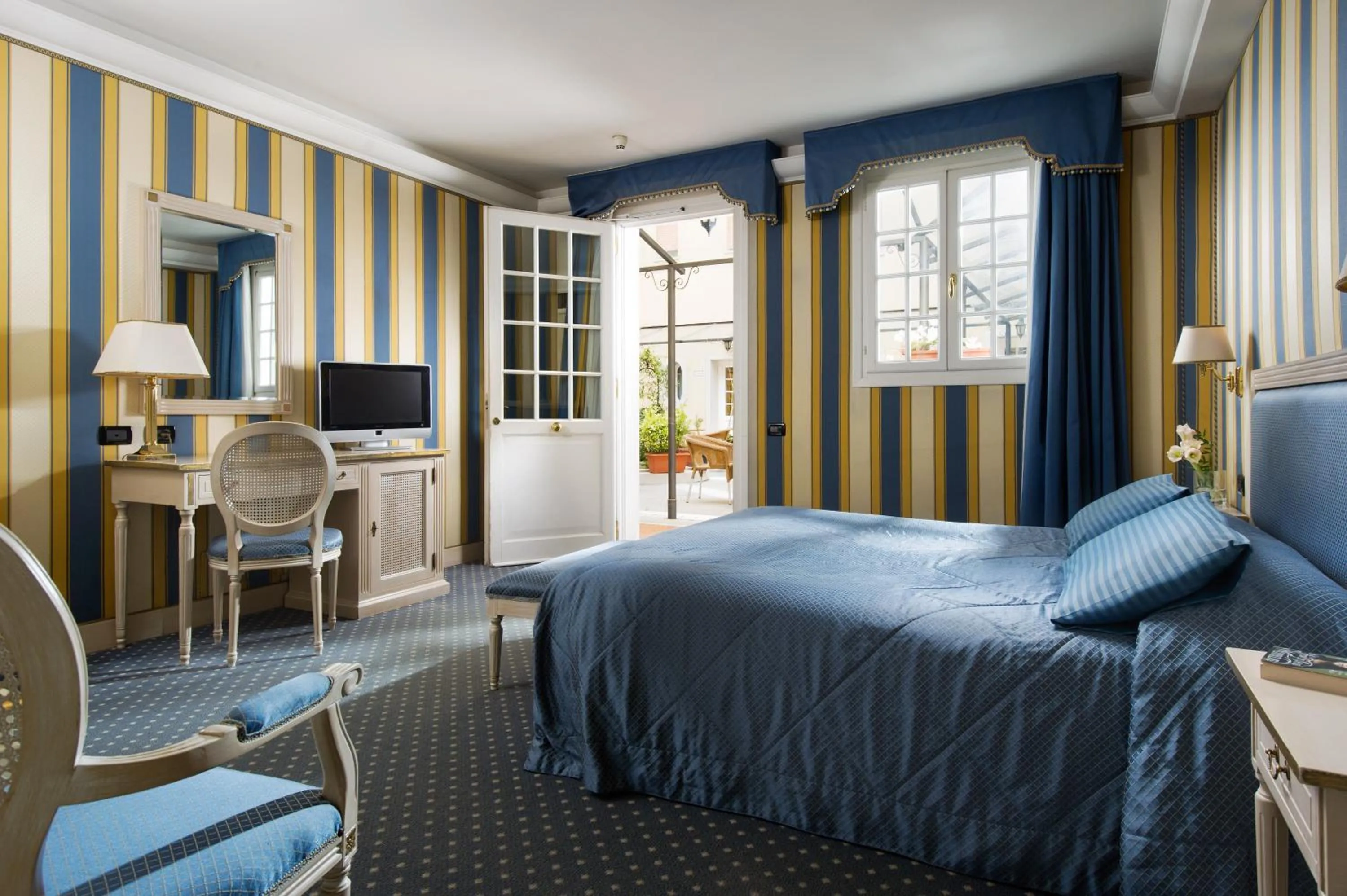 TV and multimedia, Bed in Hotel Carlton On The Grand Canal