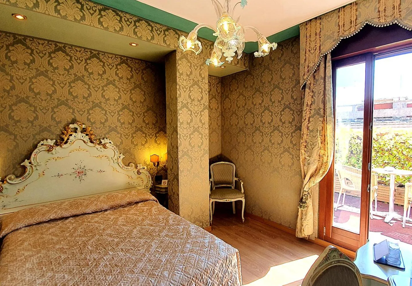 Bed in Hotel Carlton On The Grand Canal