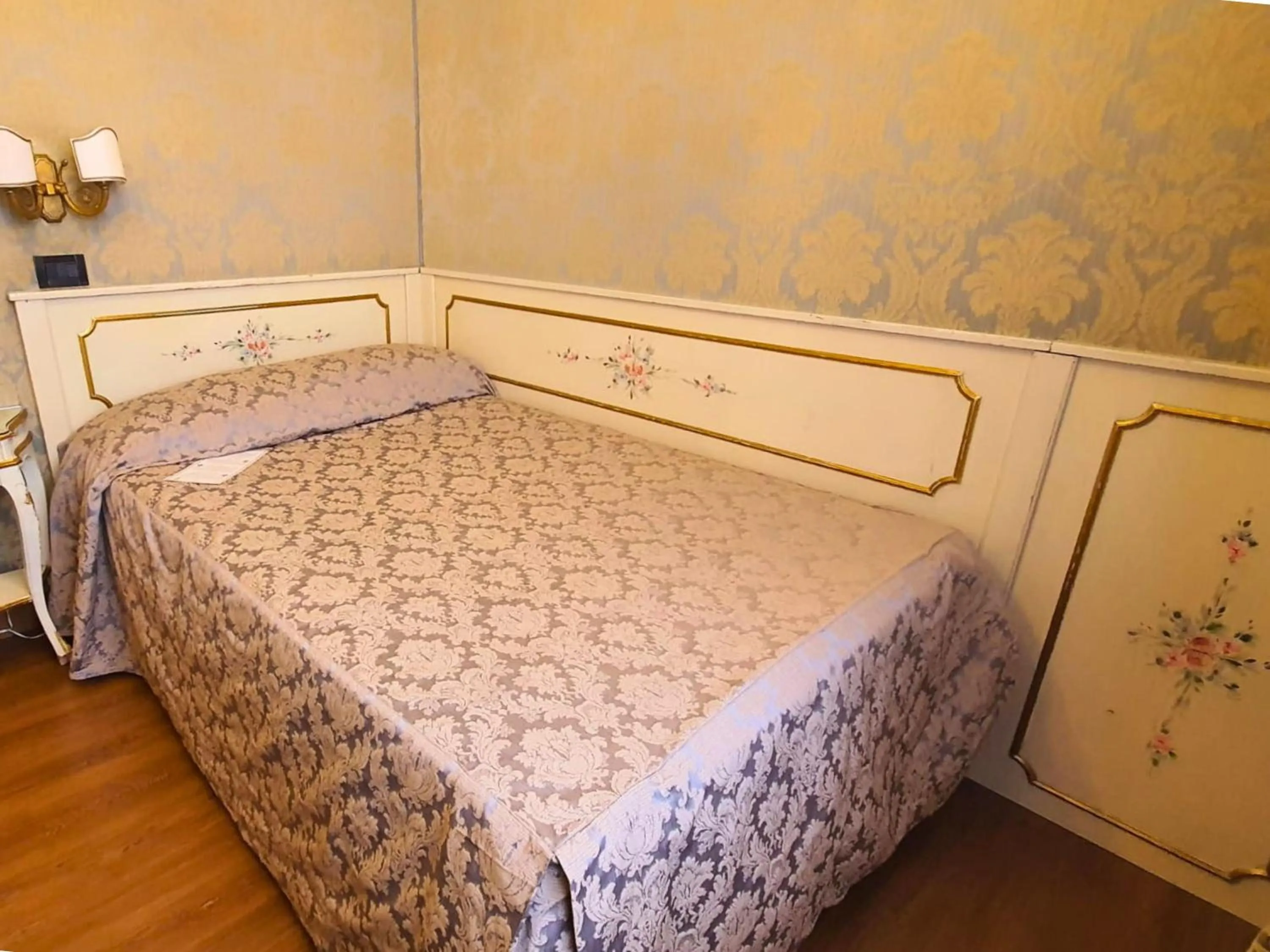 Bedroom, Bed in Hotel Carlton On The Grand Canal