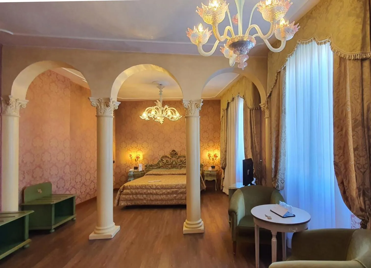 Photo of the whole room, Bed in Hotel Carlton On The Grand Canal