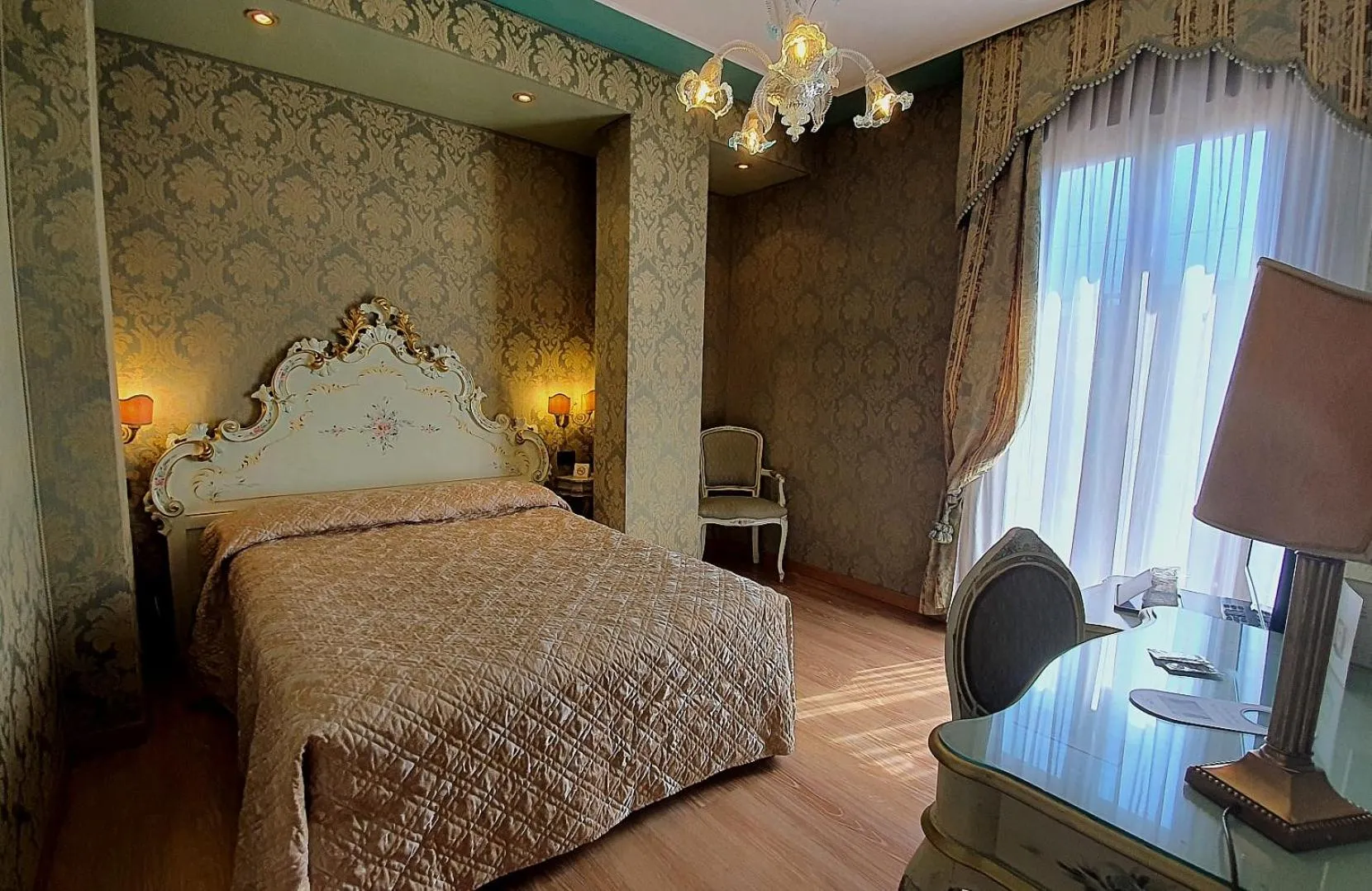 Photo of the whole room, Bed in Hotel Carlton On The Grand Canal