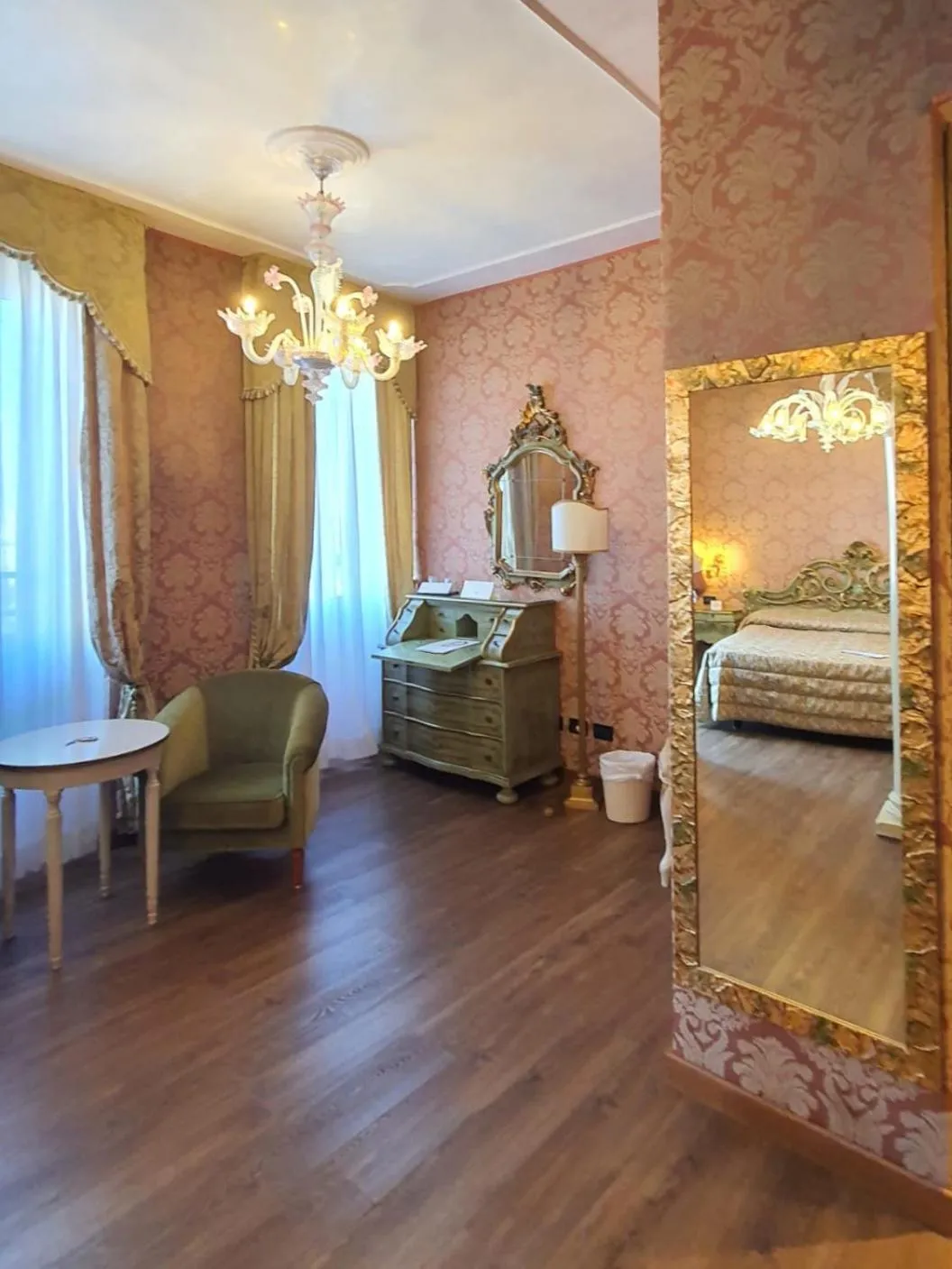 Photo of the whole room, Bed in Hotel Carlton On The Grand Canal