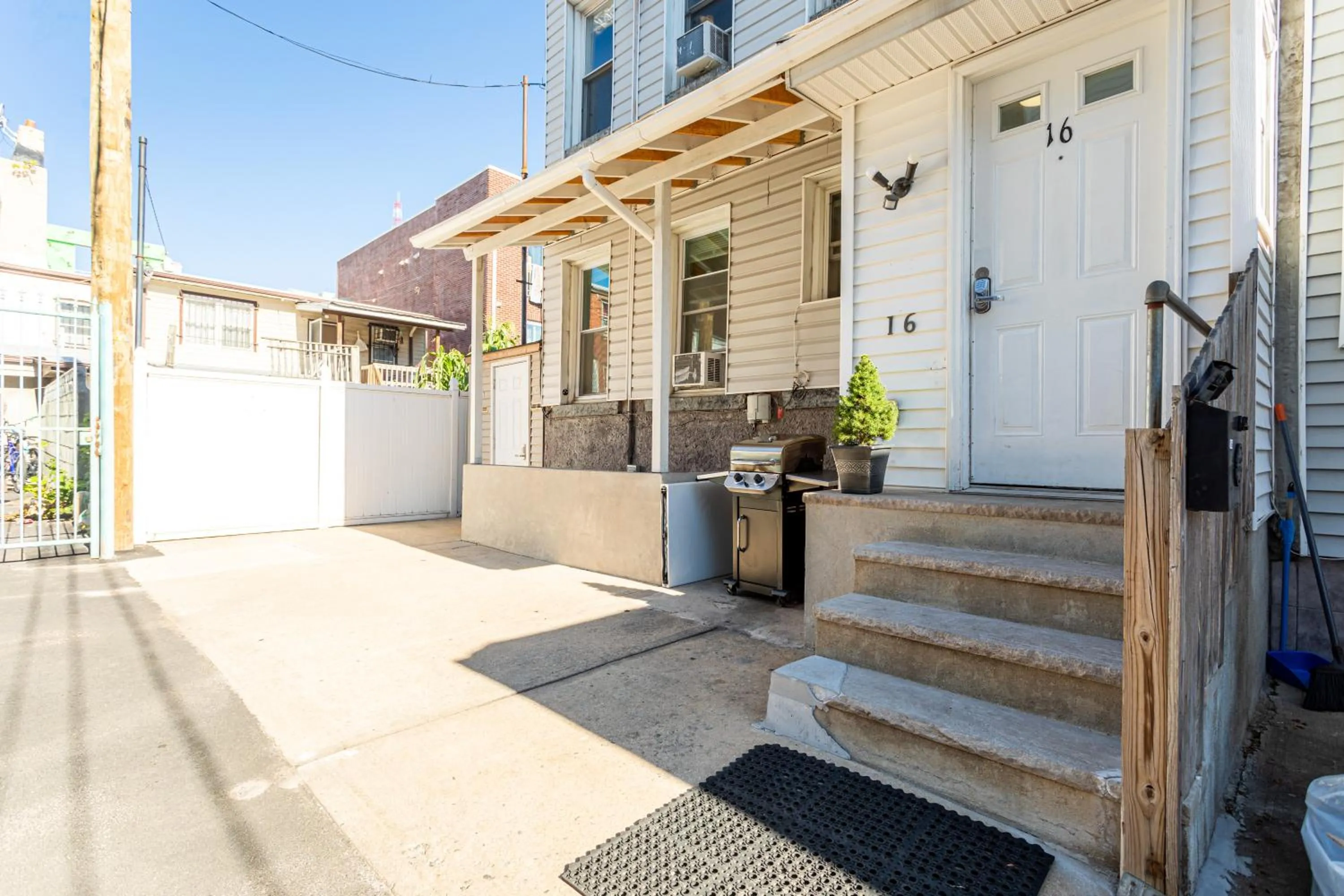 Facade/entrance in Best Room To Visit NYC-Subway Access