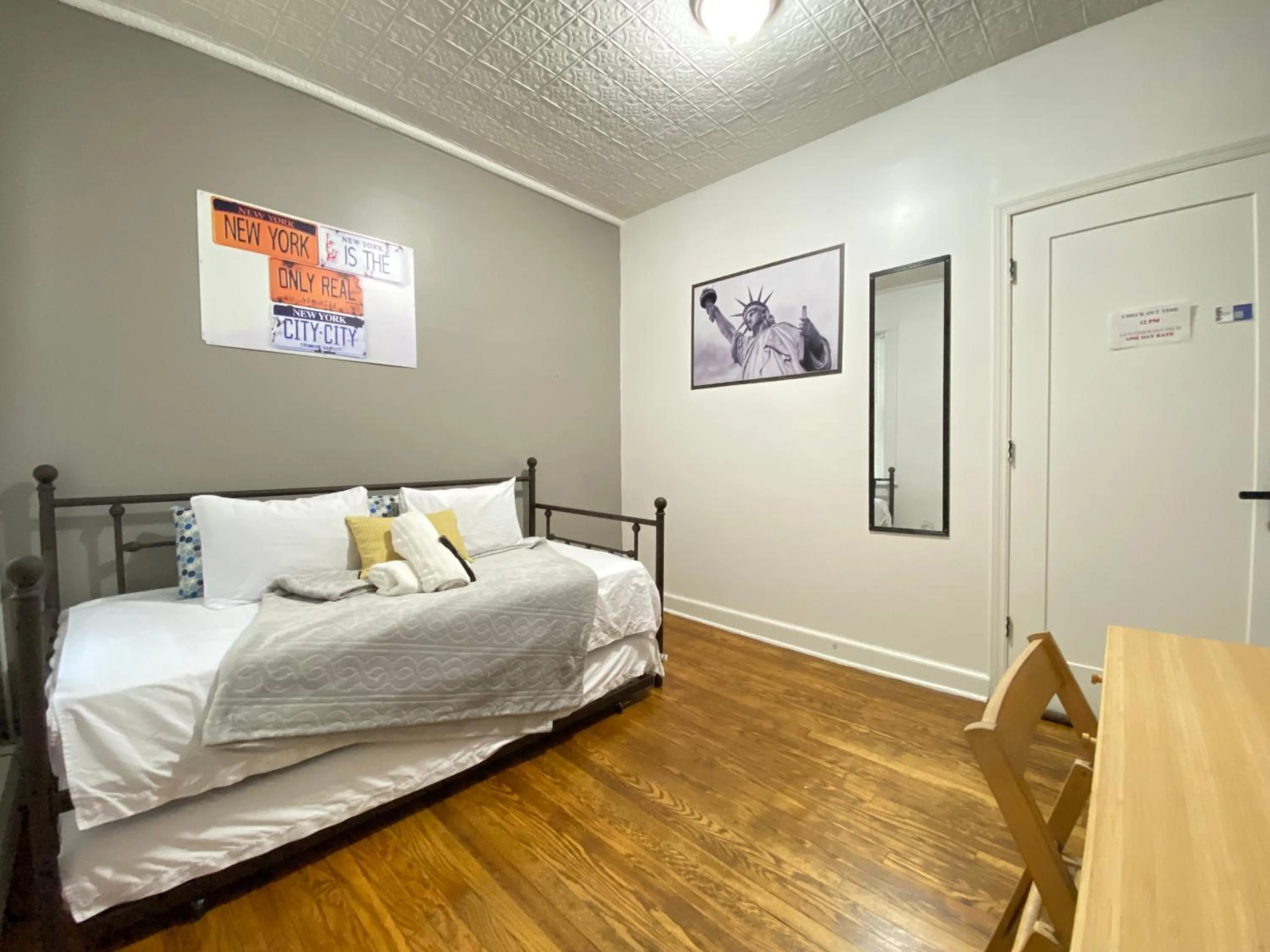 Bed in Best Room To Visit NYC-Subway Access