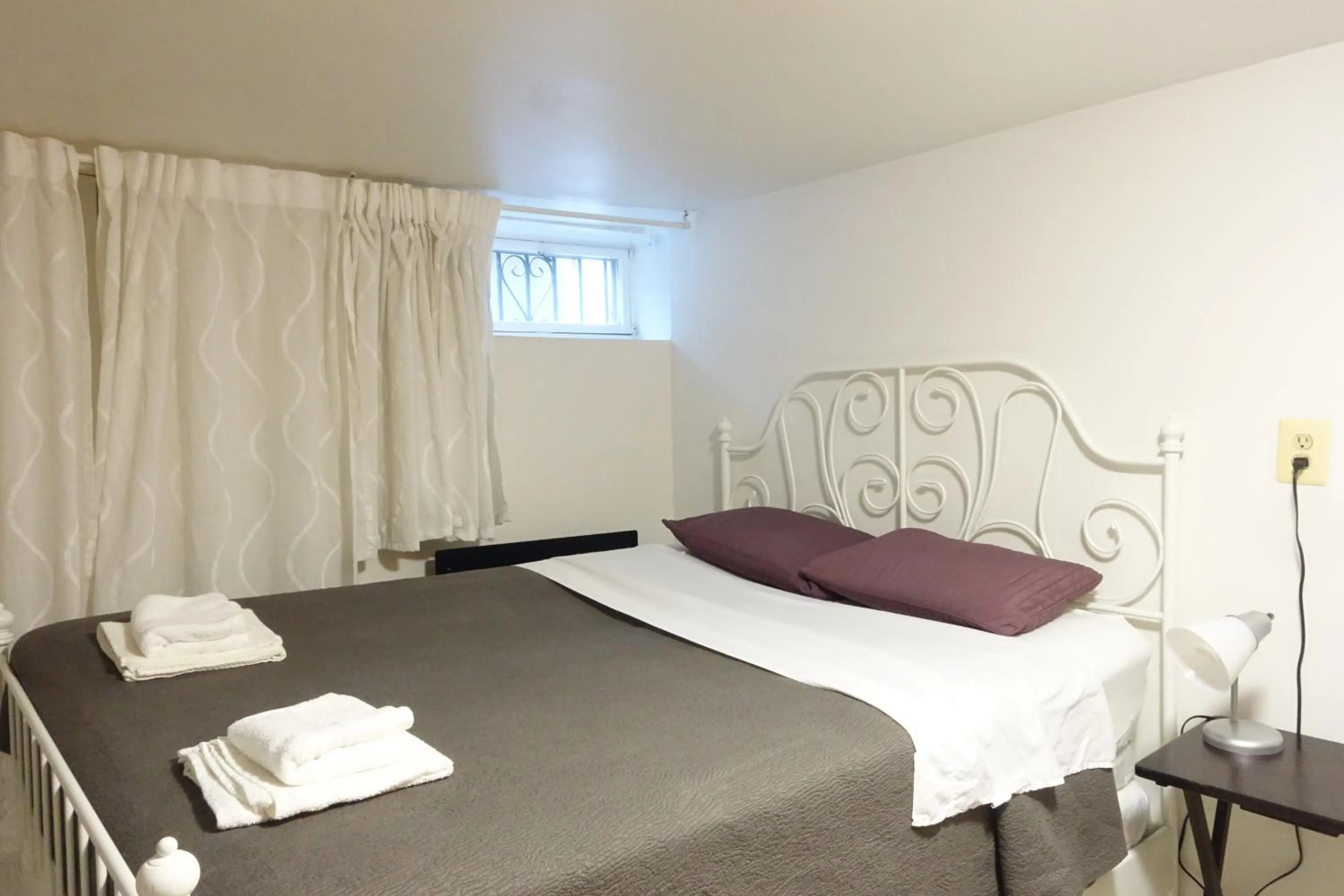 Bedroom, Bed in Best Room To Visit NYC-Subway Access