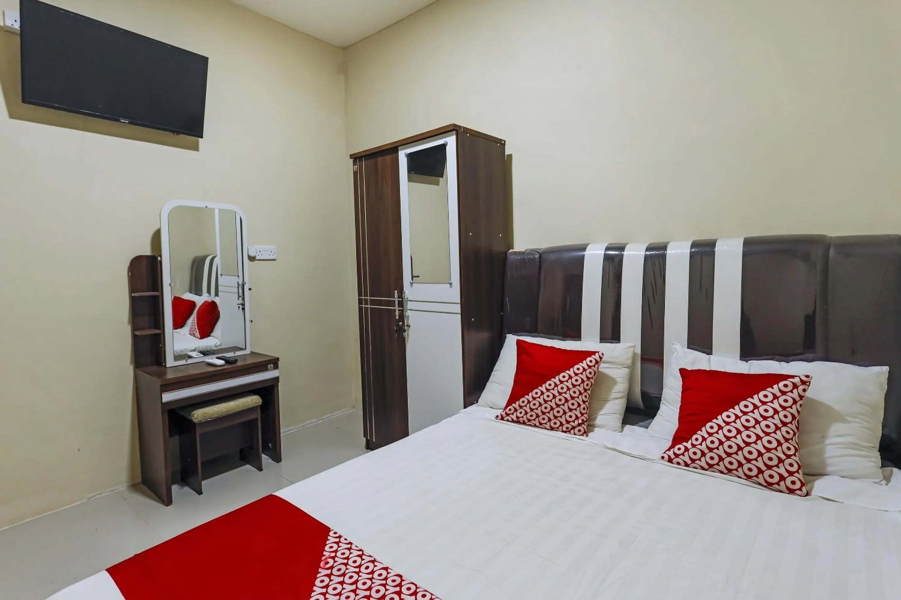 Bedroom, Bed in Hotel O X2 Homestay