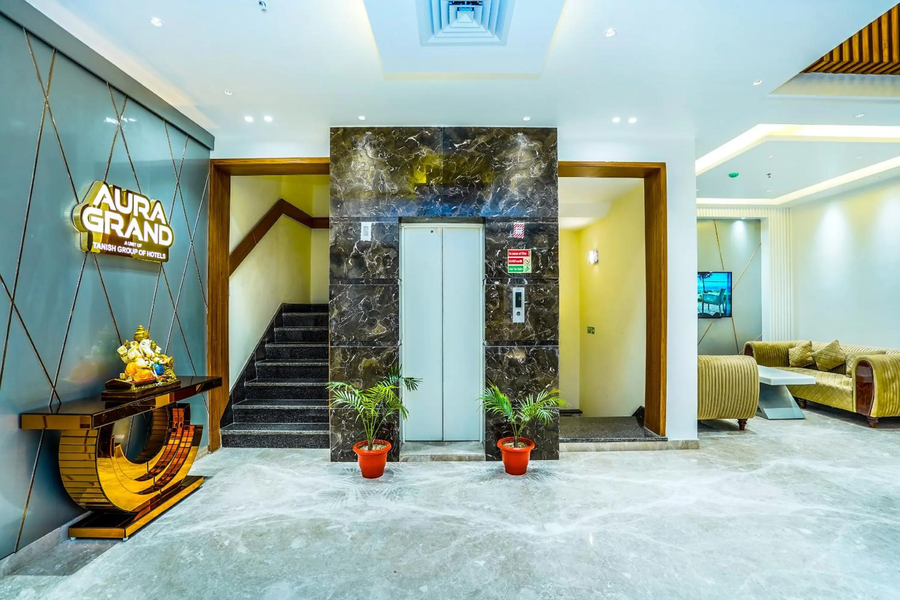 Lobby or reception in Hotel Aura Grand By Levelup Hotels