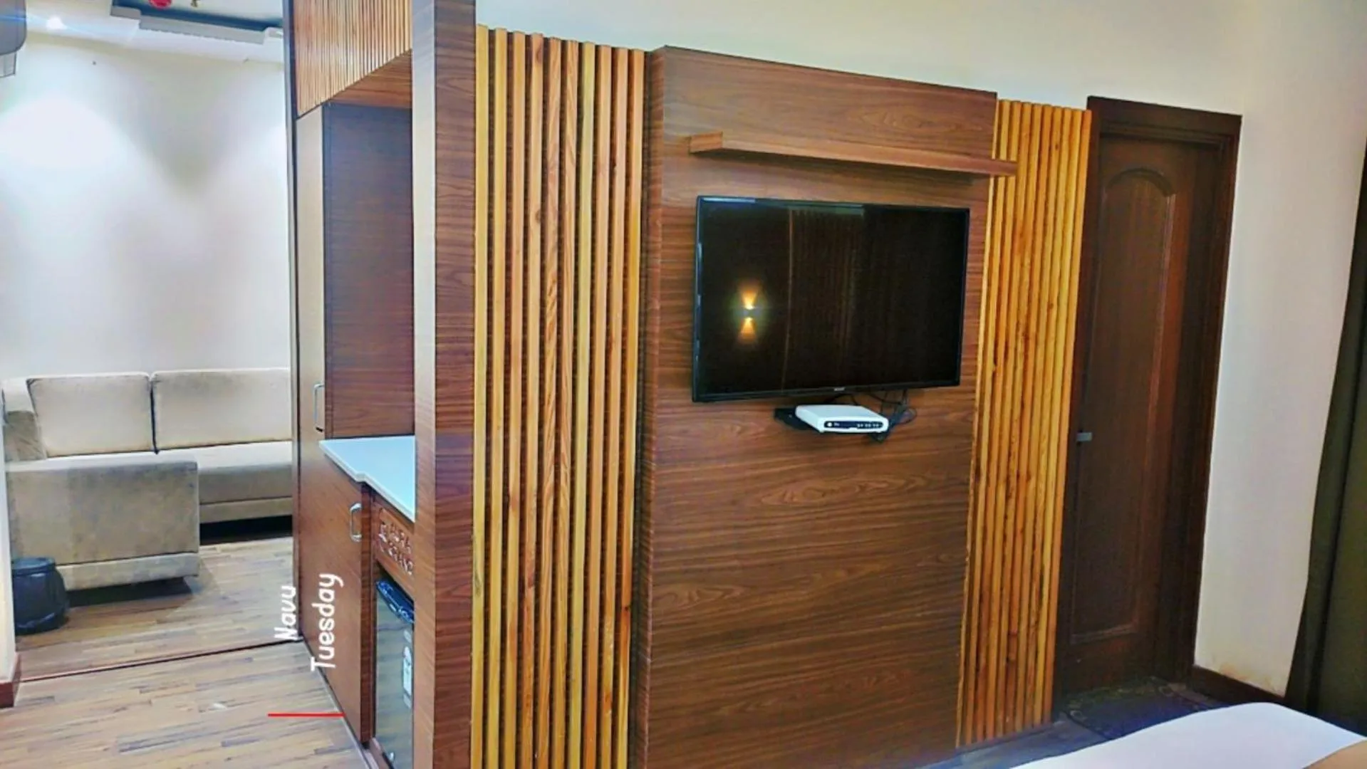 TV and multimedia in Hotel Aura Grand By Levelup Hotels