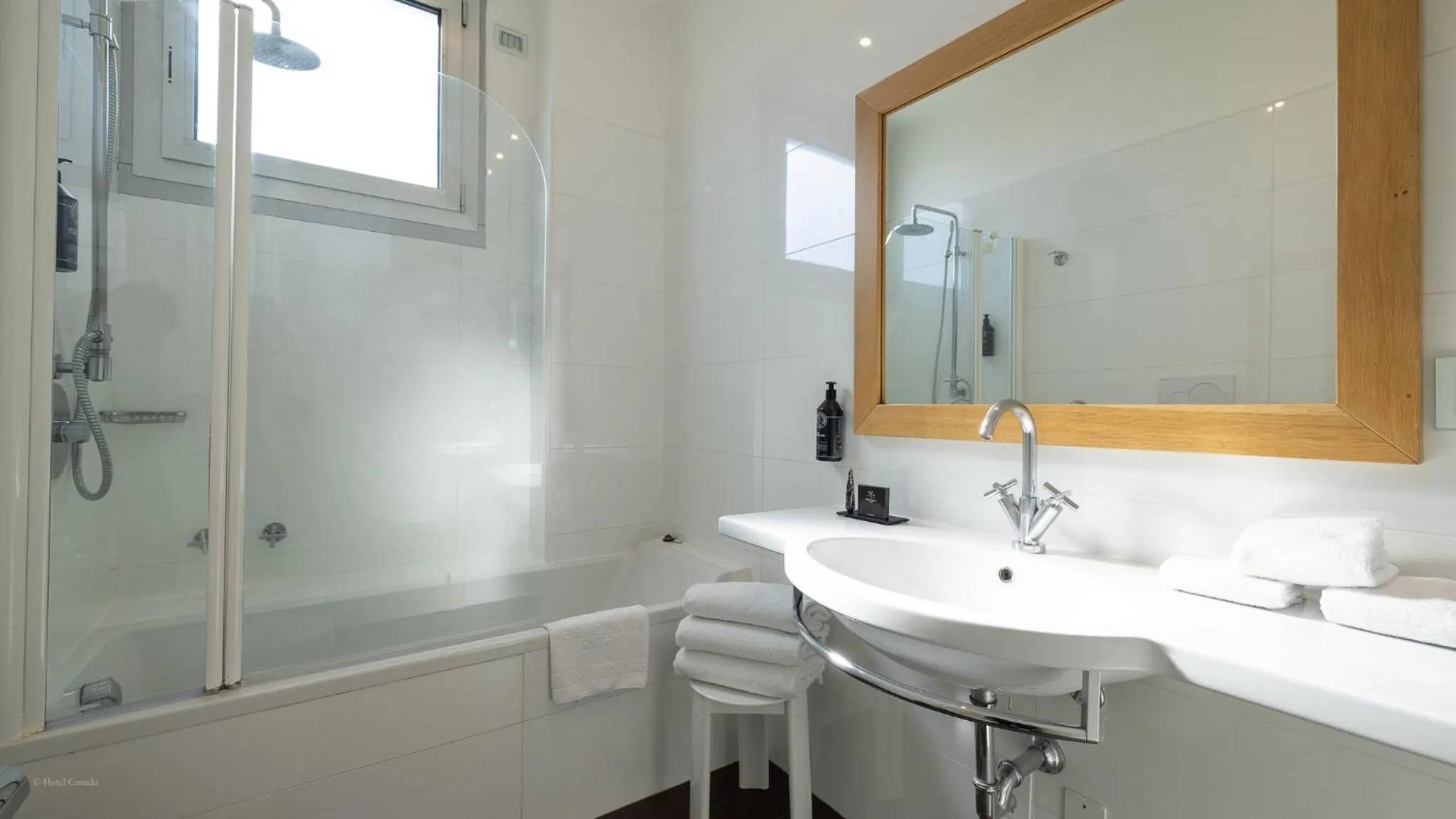 Bath in Hotel Canada