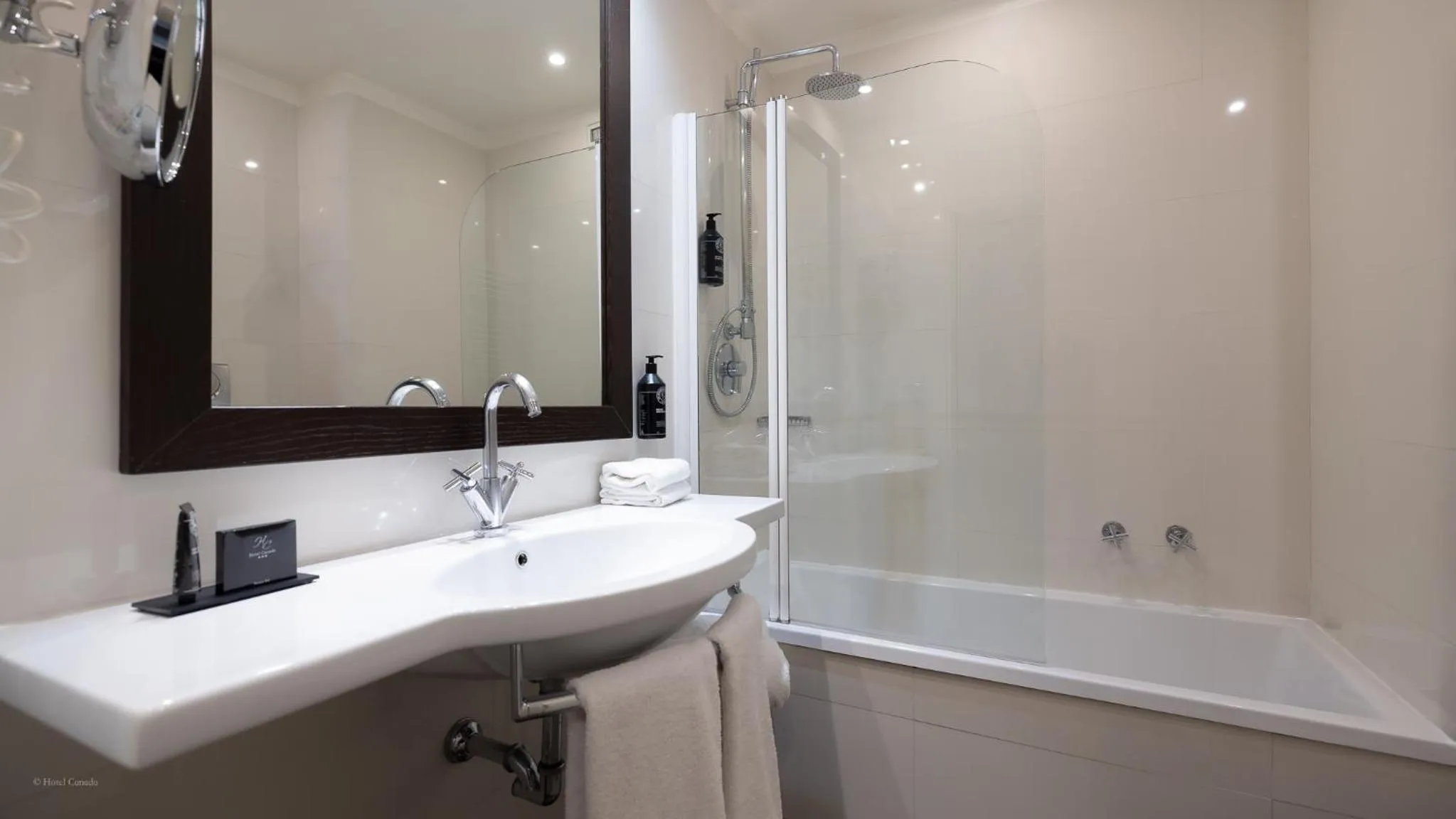 Bath in Hotel Canada