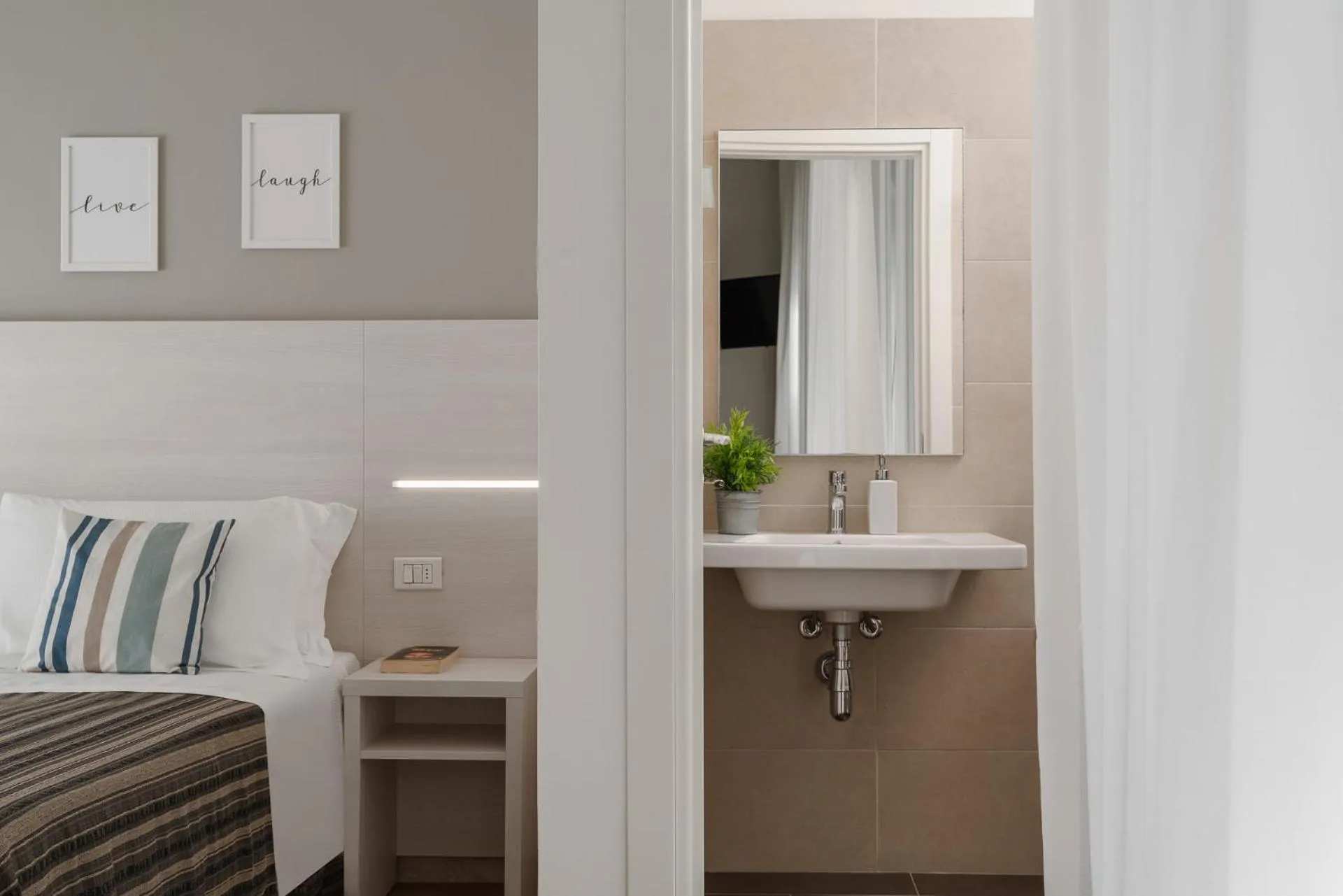 Bedroom, Bed in Club Hotel