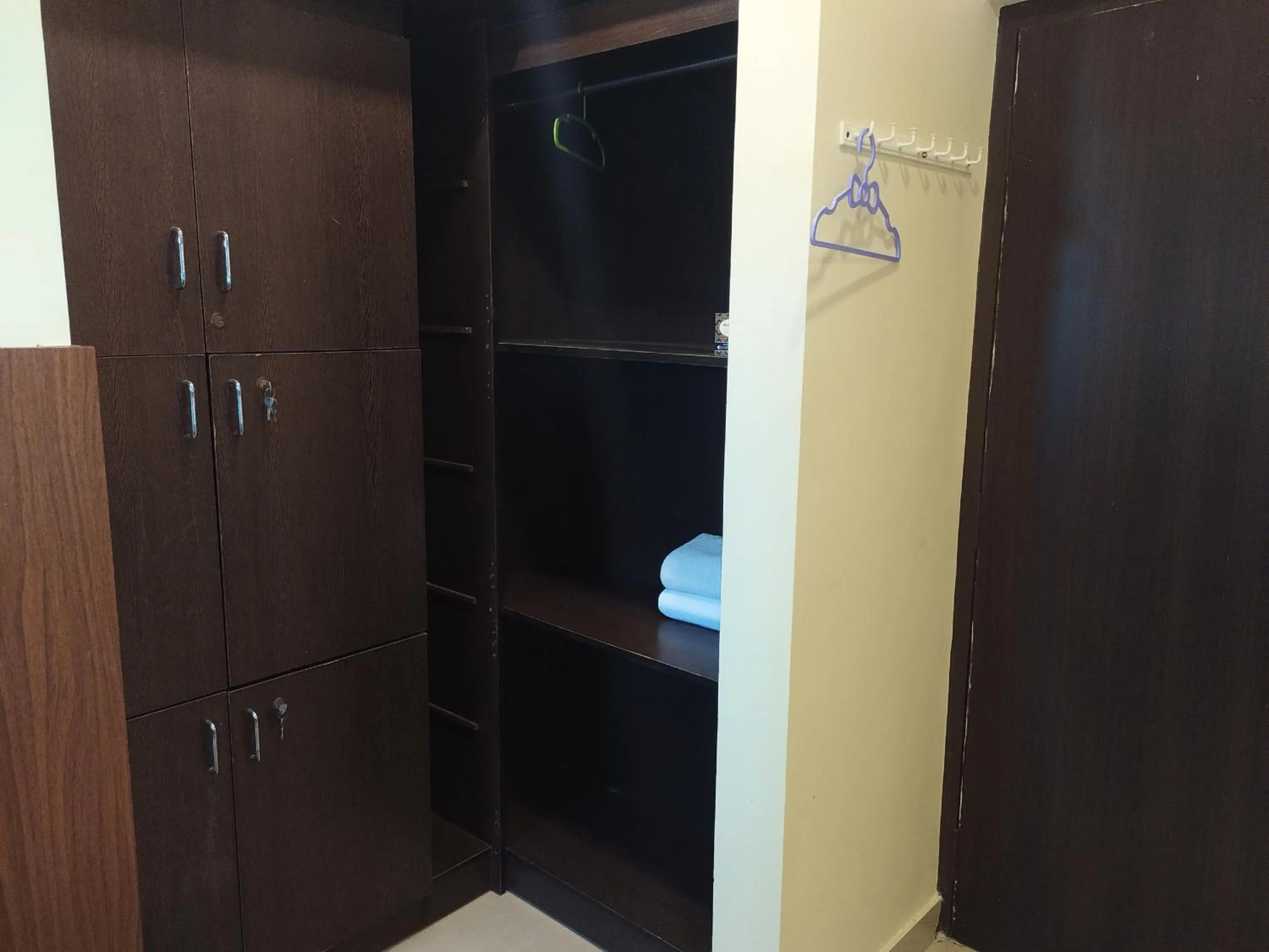 wardrobe, Bed in Hotel ParkwayInn