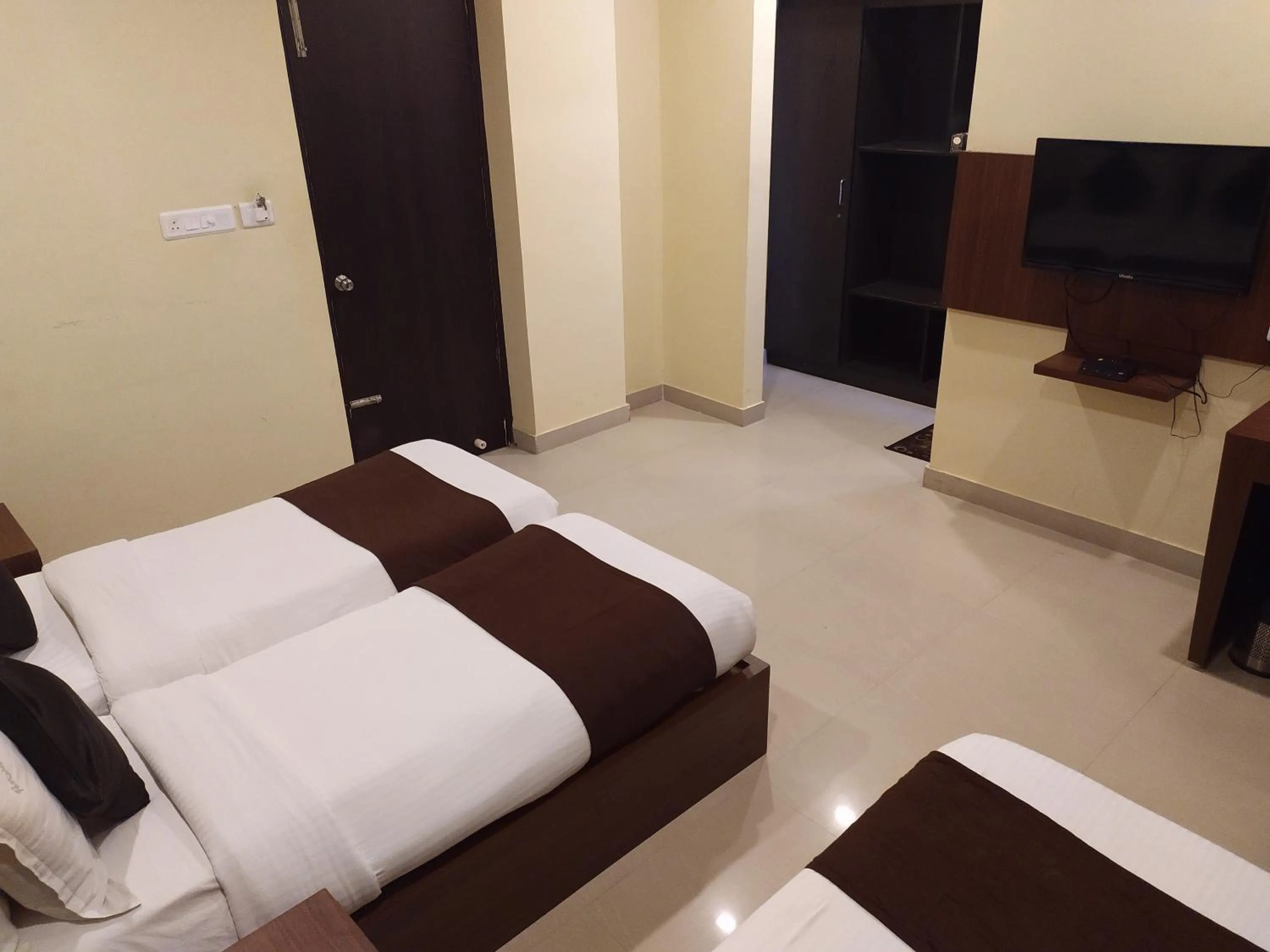 Photo of the whole room, Bed in Hotel ParkwayInn