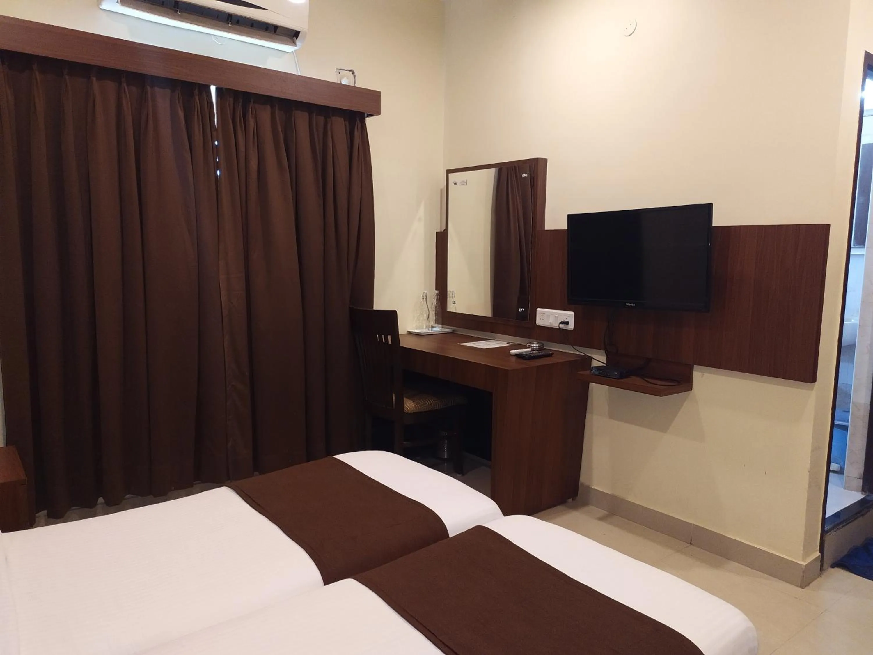 Photo of the whole room, Bed in Hotel ParkwayInn