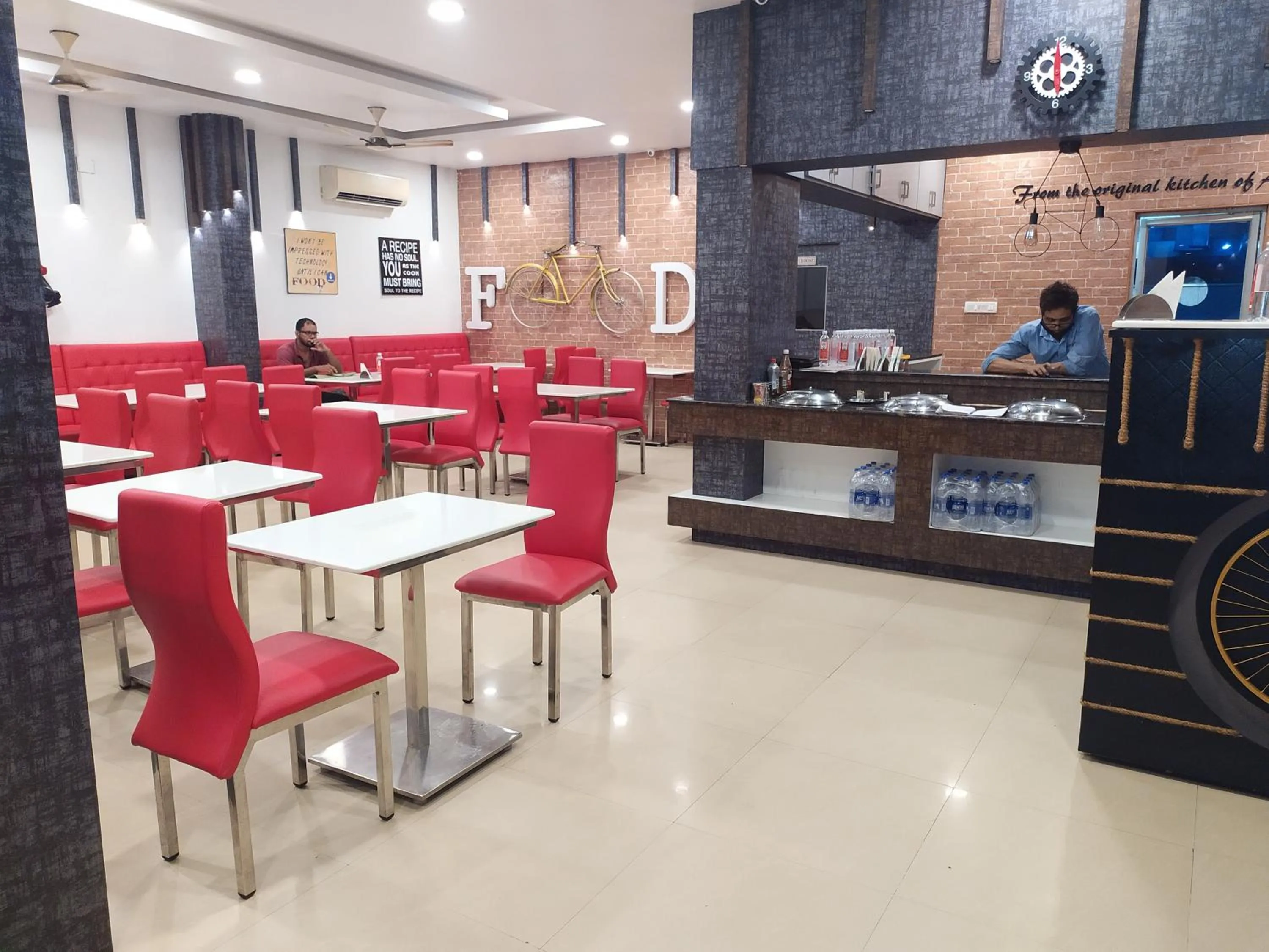 Restaurant/places to eat in Hotel ParkwayInn