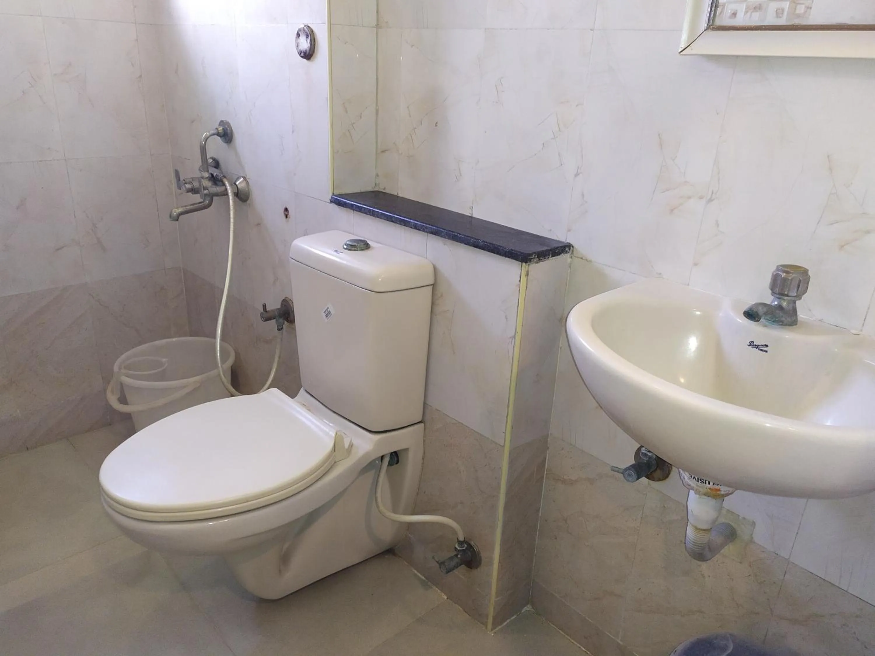 Bathroom in Hotel ParkwayInn